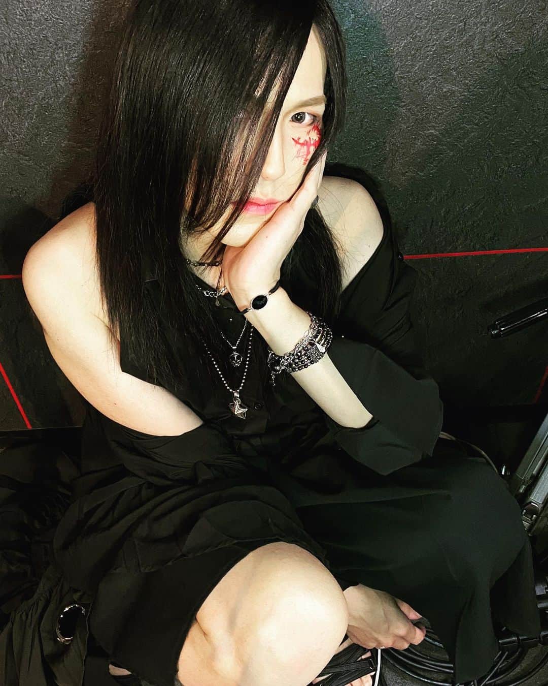 Kyrieのインスタグラム：「Revealing the Enfamilia、プレミア配信公演。ご視聴有難うございました。  次回の為に写真撮ったのでお裾分け。 また明後日の打上げ配信で！」