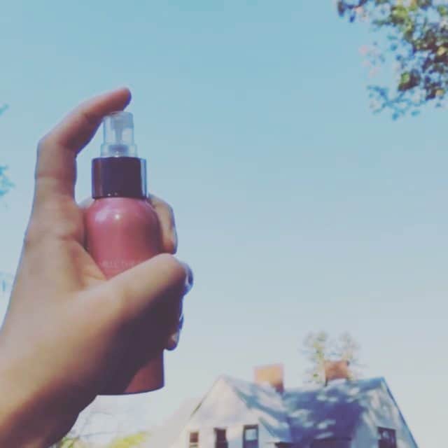ジェーン・アイルデールのインスタグラム：「【ピンクリボン限定】 ダマスクローズハイドレーションミスト🌹をお試しになりましたか？﻿ ﻿ 香り高い最高級オーガニックダマスクローズをふんだんに使用した限定ミストの利益の100％は、がん治療による外見の副作用に悩む女性をサポートする@lookgoodfeelbetter に寄付されます。」
