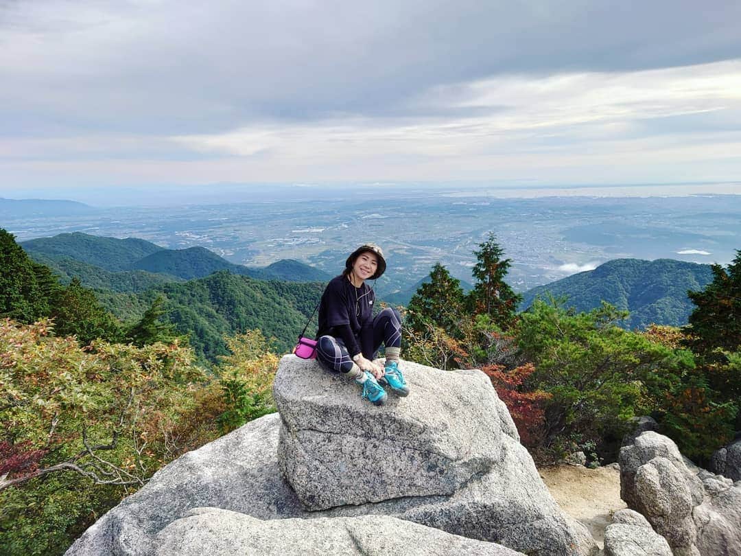 服部ひで子のインスタグラム：「🍁2020年10月20日🍁  また１つ、無事に年を重ねることが出来ました。  38歳✨。  上を見上げたら 人生、まだまだ 長い道のり。  38歳の１年も  １日１日、  １歩１歩、  大切に  しっかりと  歩んでいきたいと思います。  何かのきっかけで出会い、  私の人生に 関わってくださっている皆様。  私の人生において 全ての人が必要で  いつもその存在に 支えられています。  その感謝を お返し出来るよう  精進してまいりますので、  どうかこれからも  側で見守っていていただけたら嬉しいです…✨  上を向いて歩いて  疲れたら 休んで  また歩いて  お腹が空いたら たくさん食べて、  また歩いて。  とにかく、心も体も健康な毎日を過ごせますように……(*^_^*)✨  吉本新喜劇🌱服部ひで子  #吉本新喜劇 #よしもと新喜劇 #新喜劇  #服部ひで子」