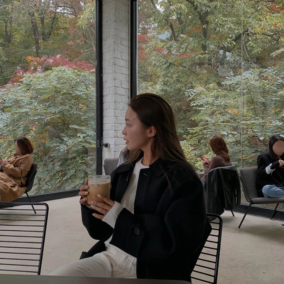 キム・ダヘのインスタグラム：「스멜츠 붉게 물들고있다 🍁」