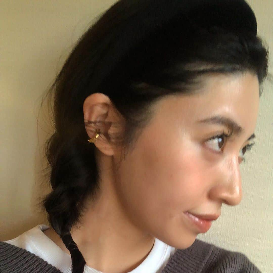 山﨑さおりさんのインスタグラム写真 - (山﨑さおりInstagram)「. 1枚目... uneven coloring mascara (sand beige 一回塗り。(一回塗りは光の加減でベージュに見えるぐらい (二回塗りすると更に発色良きでした◎ 合わせるeyebrowは薄めがオススメ🙆🏻‍♀️ これからはニットとかに合わせるのも絶対可愛い。 . 2.3枚目... uneven coloring mascara (moss green 目尻のみ。uneven coloring soft eyeliner (skin beige こちらは取り入れやすい組み合わせ💚 . . #uneven_jp #秋コスメ」10月21日 14時41分 - saori_emunjewelry