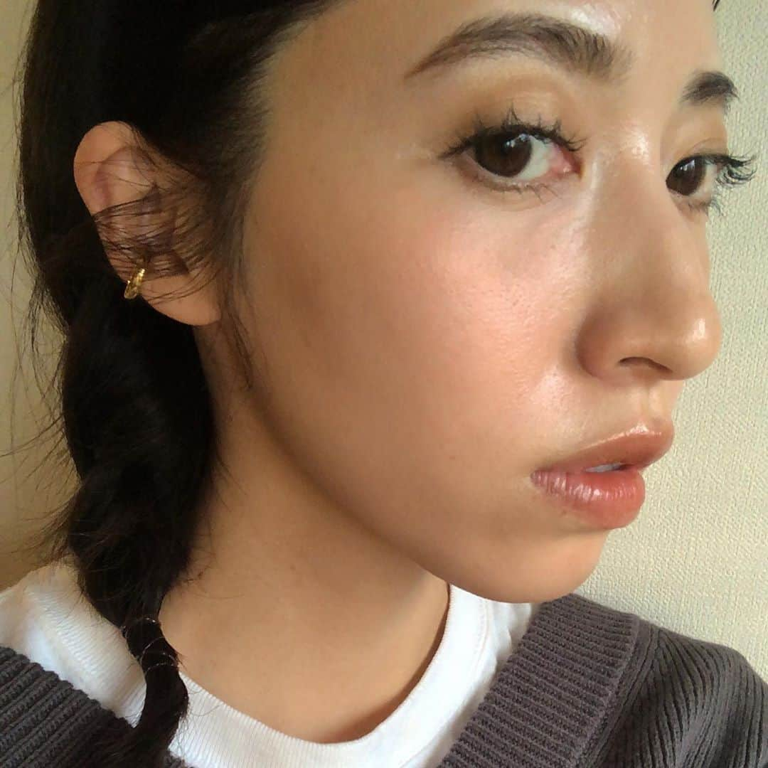 山﨑さおりさんのインスタグラム写真 - (山﨑さおりInstagram)「. 1枚目... uneven coloring mascara (sand beige 一回塗り。(一回塗りは光の加減でベージュに見えるぐらい (二回塗りすると更に発色良きでした◎ 合わせるeyebrowは薄めがオススメ🙆🏻‍♀️ これからはニットとかに合わせるのも絶対可愛い。 . 2.3枚目... uneven coloring mascara (moss green 目尻のみ。uneven coloring soft eyeliner (skin beige こちらは取り入れやすい組み合わせ💚 . . #uneven_jp #秋コスメ」10月21日 14時41分 - saori_emunjewelry