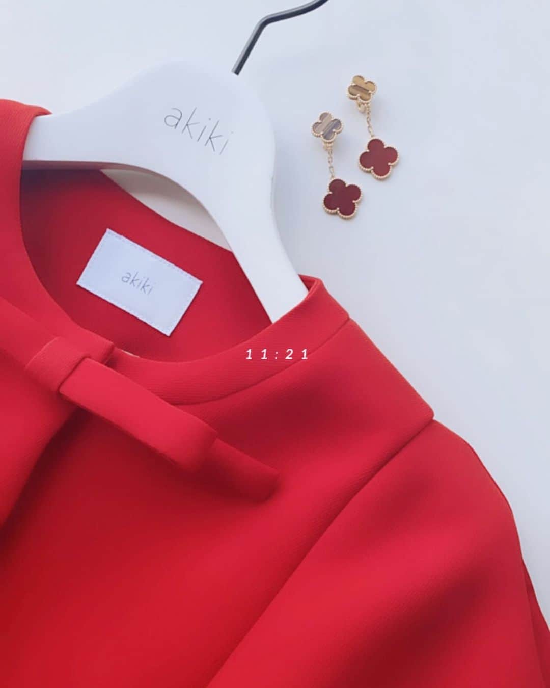 井上晃子さんのインスタグラム写真 - (井上晃子Instagram)「"Red Coat"🥀  女性らしい色気と強さを感じる色。 身に纏うと気持ちが高揚する そんな一着を♥️  今年はボリュームのあるニットやロング丈スカート、ワンピースにもあわせやすいケープ型ショートコートにしました。 取り外し可能なリボンブローチがアクセント♡  #akiki#fw20#redcoat#madeinjapan」10月21日 14時34分 - akiki_2015