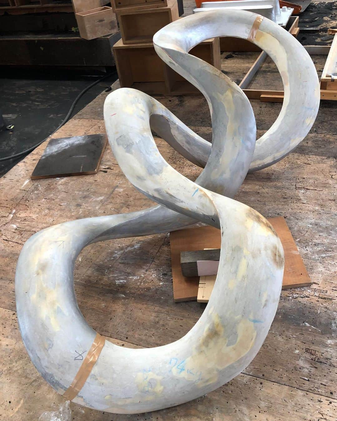 Uzo Hiramatsuさんのインスタグラム写真 - (Uzo HiramatsuInstagram)「Today, the monument I designed was installed at Hotel Trad Hakata to commemorate the opening of the hotel.The photo is the prototype for casting.  #hoteltradhakata #fukuoka #contemporaryart #sculpture #object #dna #doublehelix」10月21日 14時36分 - uzo_hiramatsu