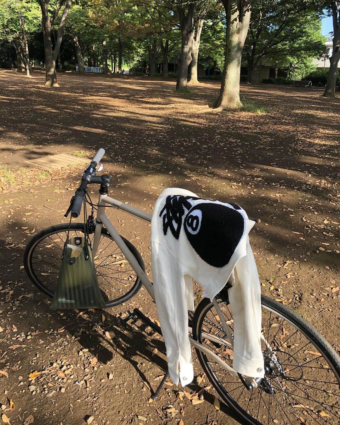 のインスタグラム：「撮影終わってひなたぼっこ🌼  長年着てる🎱 #stüssy」