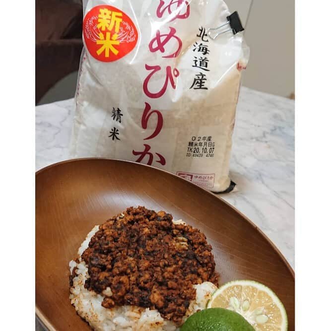 世手子さんのインスタグラム写真 - (世手子Instagram)「I cooked delicious rice🌾🍚🍚🍚 I made keema curry easily for the first time🍛✨✨ Served with Kabosu from Oita prefecture🍊🍊🍊 https://yumewota.com/ @yumewota #ゆめぴりか お米炊いて #キーマカレー 初めて作ったよ（＾_＾） #ゆめぴりかヲタク キャンペーンやってるよー（＾ν＾） いつも使ってる #正田醤油 から #冷凍ストック名人 が出てたよ(*´∇｀*) #冷凍ストック名人本格キーマカレーの素 で簡単調理(*^◯^*) #大豆ミート でつくった(#^.^#) 辛くてご飯が進みました(´∀｀=) 2〜3人前だから家族で楽しめたよ(=´∀｀)人(´∀｀=) #ゆめぴりか新米 美味しかった✌︎('ω'✌︎ ) #大分県産かぼす を添えて(*´◒`*) #monipla #shoda_fan #おうちごはん  #おうちカレー  #かぼす  #キーマカレープレート  #カレー好きな人と繋がりたい  #keemacurry  #ライス  #藤和乾物 #明日想い #towamanチャンネル #大豆のお肉 #ビーガン料理 #高たんぱく質メニュー  @asagakecom  #asagakeで体験」10月21日 14時50分 - rojide