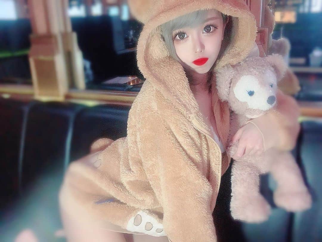 あんじゅのインスタグラム：「♡ ． モコモコが似合いすぎな件🧸🧸🤍 (自画自賛) ． ．  #Burlesque #バーレスク #バーレスク東京 #大阪 #バーレスク大阪 #北新地 #六本木 #キャバ嬢 #ホスト #歌舞伎町 #ダンサー #Japanesegirl #自発ください  #ギャルメイク #なんちゃってギャル  #金髪女子 #ギャル #加工厨 #ジャニオタ #スレンダー #エロ可愛い #ビキニギャル #撮影会 #雰囲気好きな人いいね #自撮り界隈 #1mmでもいいなと思ったらいいね #被写体  #ディズニーシー #ダッフィーコーデ #ぶりっ子」