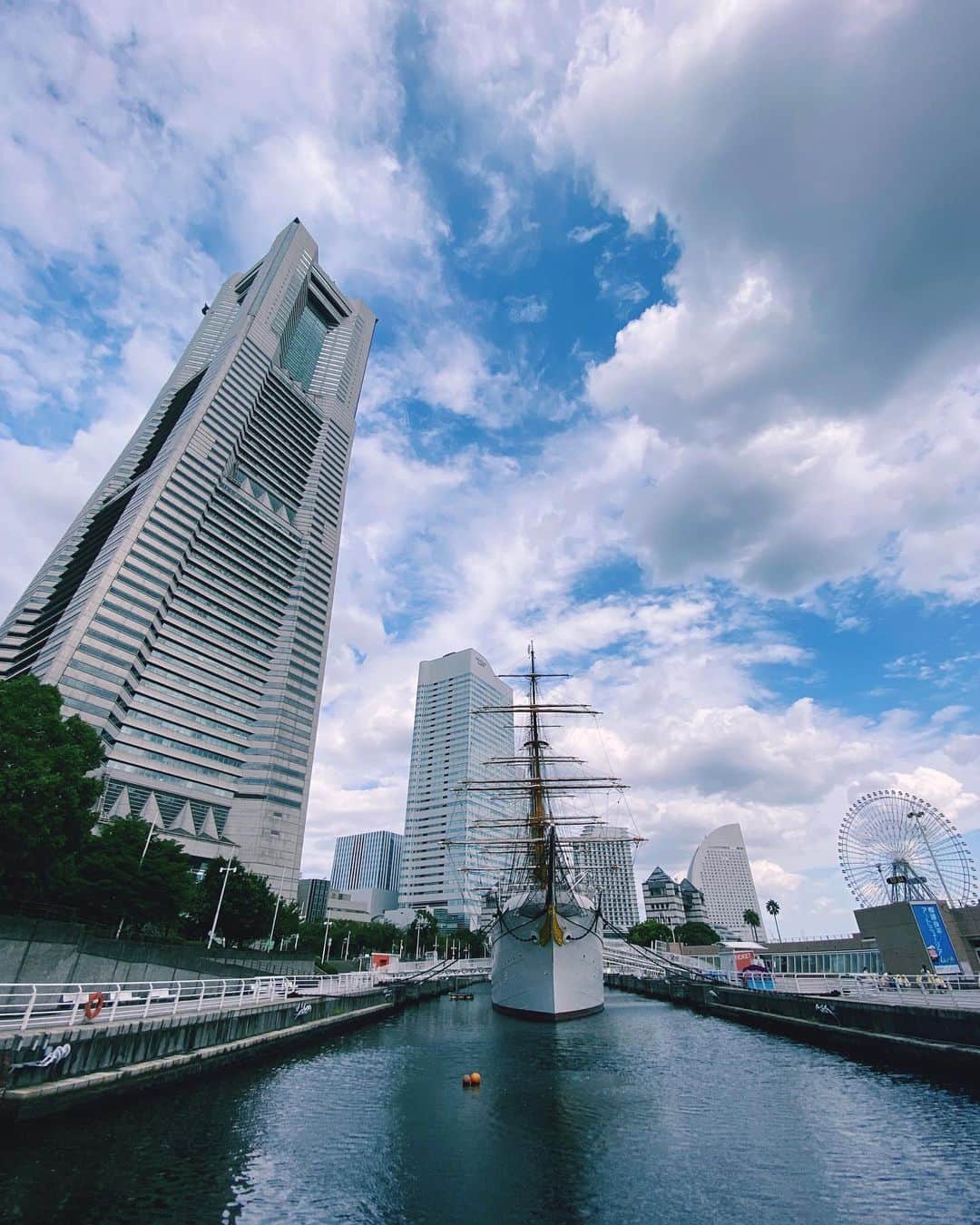 横浜ロイヤルパークホテルのインスタグラム：「ホテルの正面にある「帆船日本丸」🚢  日本丸は昭和初期から半世紀に渡り航海練習船として活躍。 その美しい姿は“太平洋の白鳥”、“海の貴婦人”と呼ばれていました。  ホテルにお越しの際は、こちらにもお立ち寄りください☺️  #横浜ロイヤルパークホテル #yokohamaroyalparkhotel #横浜 #yokohama #ホテル #hotel #絶景ホテル #横浜ホテル #横浜観光 #thepreferredlife #royalparkhoteljp」