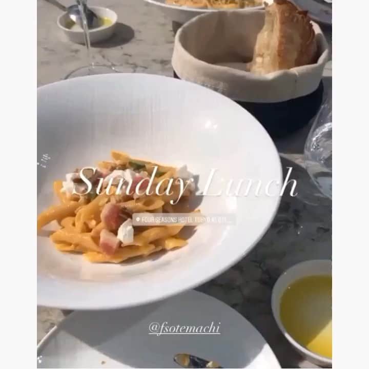 のインスタグラム：「________ #underthesun 🌞✔️ . テラス席が心地いい季節 🍽🥂 パンが美味しかった！ . . #tokyoview #fourseasons  .」