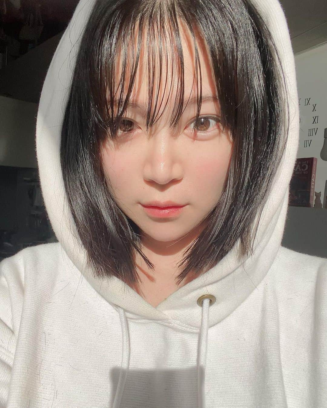 DJ mariennuのインスタグラム：「やっちゃった✂️ #すきばさみが無い事に切ってから気づく　#ざく切りもいいとこ　#ズボラ女子　#セルフカット　#ボブ」
