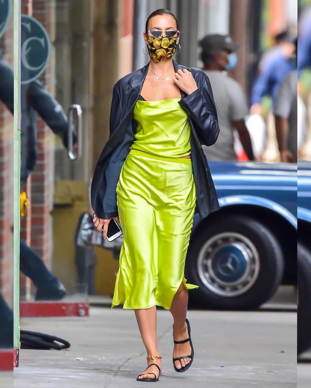 Just Jaredさんのインスタグラム写真 - (Just JaredInstagram)「@irinashayk rocks a bright lime-green outfit while stepping out for the day.  #IrinaShayk Photos: Getty, Backgrid」10月21日 14時53分 - justjared