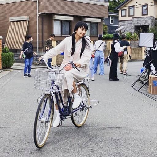 【公式】３５歳の少女さんのインスタグラム写真 - (【公式】３５歳の少女Instagram)「上手に乗れるかな❓  自転車で駆け抜けるシーンあと🚲 #柴咲コウ さんは 自分で自転車を運転して 戻ってきました🙌🙌  楽しそうに自転車に乗る姿は とてもお茶目💕💕  ﻿ #三十五歳の少女 ﻿ #35歳の少女﻿ #日テレ﻿ #10月24日第3話﻿ #住宅街が爽やかな草原に見える #目がおかしいのか #いや柴咲さんマジック #爽やかな風が吹く #後から #坂口健太郎 さんとの #笑顔2S写真を配信します」10月21日 15時00分 - shojo35
