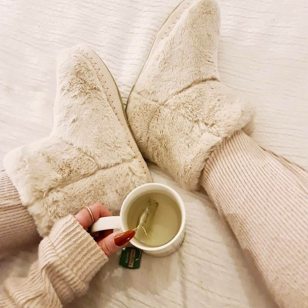 アクセサライズのインスタグラム：「Anyone else wearing slippers all day, every day?   📷: @sail0rjay & @accessorizenorway  Tap the link in our bio to shop」