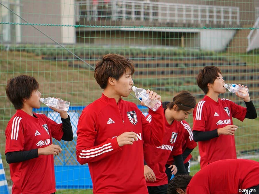 日本サッカー協会さんのインスタグラム写真 - (日本サッカー協会Instagram)「【2020.10.20 Training②📸】 　 #Jヴィレッジ で行われている #なでしこジャパン のトレーニングキャンプ2日目は、午前がチームミーティング、そして午後がトレーニングと、頭と体に働きかける1日となりました。 　 まず午前中に行われたチームミーティングでは、なでしこジャパンが目指すサッカーとはどういうものか振り返りました。サッカーの4つの局面（攻・守・攻から守・守から攻）におけるチームとしての約束事や、それを表現するために求められる個人の技術やグループとしての戦術について #高倉麻子 監督が資料を使いながら説明します。最後は過去の試合映像を使い、狙い通りにプレーできていたシーンを見直すことで、全員で共通理解を深めました。 　 午後のトレーニングでは、なでしこジャパンのサッカーにとって命綱となるボールポゼッションをコンセプトにしたトレーニングが行われました。スモールサイドゲームに、常に攻撃側に加わるフリーの選手を1人配置したり、中央に1人しか入れないゾーンを作ることで工夫を促し、状況の変化に応じて細かくポジションを取り直すことや、課題のパススピードを意識した指導の声が飛びます。 　 JFAは、#乳がん の啓発活動である「#ピンクリボン運動」に賛同し「#ピンクリボン 月間」となる10月に行われる各種事業において同活動の啓発に取り組んでまいります。なでしこジャパンでも自ら学び、少しでも啓発活動に取り組めるようにと、チームにピンバッジや同活動内容が記された小冊子を配布しています。たくさんの方に支えて頂いているなでしこジャパンとして、こうした社会課題に向き合い、解決の一助となれるよう取り組んでいきます。 　 DF #松原有沙 選手（#ノジマステラ神奈川相模原）コメント 久しぶりの代表活動ですが、この大変な状況の中で活動ができることに関して喜びを感じています。所属チームでやってきたことをここで、プレーで表現できればいいと思って参加しています。 　 MF #塩越柚歩 選手（#浦和レッズレディース）コメント 正直なでしこジャパンのキャンプに選ばれるとは思ってなく、喜びもありますが、正直驚いています。約1週間という限られた時間の中で自分のプレーをどれだけ発揮できるのか、そして貴重な経験になると思うので、多くの選手から色々なことを吸収したいです。 　 FW #岩渕真奈 選手（#INAC神戸レオネッサ）コメント 7か月ぶりの活動ですが、久しぶりになでしこジャパンとして集まれたことは素直に嬉しいです。改めて東京オリンピックは大きな目標にしなければと思っています。チームとしていい準備をして、いいものを作り上げていきたいです。 　 ✅http://www.jfa.jp/nadeshikojapan/ 　 #jfa #daihyo #nadeshiko」10月21日 15時16分 - japanfootballassociation