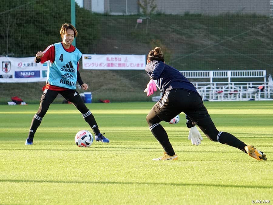 日本サッカー協会さんのインスタグラム写真 - (日本サッカー協会Instagram)「【2020.10.20 Training②📸】 　 #Jヴィレッジ で行われている #なでしこジャパン のトレーニングキャンプ2日目は、午前がチームミーティング、そして午後がトレーニングと、頭と体に働きかける1日となりました。 　 まず午前中に行われたチームミーティングでは、なでしこジャパンが目指すサッカーとはどういうものか振り返りました。サッカーの4つの局面（攻・守・攻から守・守から攻）におけるチームとしての約束事や、それを表現するために求められる個人の技術やグループとしての戦術について #高倉麻子 監督が資料を使いながら説明します。最後は過去の試合映像を使い、狙い通りにプレーできていたシーンを見直すことで、全員で共通理解を深めました。 　 午後のトレーニングでは、なでしこジャパンのサッカーにとって命綱となるボールポゼッションをコンセプトにしたトレーニングが行われました。スモールサイドゲームに、常に攻撃側に加わるフリーの選手を1人配置したり、中央に1人しか入れないゾーンを作ることで工夫を促し、状況の変化に応じて細かくポジションを取り直すことや、課題のパススピードを意識した指導の声が飛びます。 　 JFAは、#乳がん の啓発活動である「#ピンクリボン運動」に賛同し「#ピンクリボン 月間」となる10月に行われる各種事業において同活動の啓発に取り組んでまいります。なでしこジャパンでも自ら学び、少しでも啓発活動に取り組めるようにと、チームにピンバッジや同活動内容が記された小冊子を配布しています。たくさんの方に支えて頂いているなでしこジャパンとして、こうした社会課題に向き合い、解決の一助となれるよう取り組んでいきます。 　 DF #松原有沙 選手（#ノジマステラ神奈川相模原）コメント 久しぶりの代表活動ですが、この大変な状況の中で活動ができることに関して喜びを感じています。所属チームでやってきたことをここで、プレーで表現できればいいと思って参加しています。 　 MF #塩越柚歩 選手（#浦和レッズレディース）コメント 正直なでしこジャパンのキャンプに選ばれるとは思ってなく、喜びもありますが、正直驚いています。約1週間という限られた時間の中で自分のプレーをどれだけ発揮できるのか、そして貴重な経験になると思うので、多くの選手から色々なことを吸収したいです。 　 FW #岩渕真奈 選手（#INAC神戸レオネッサ）コメント 7か月ぶりの活動ですが、久しぶりになでしこジャパンとして集まれたことは素直に嬉しいです。改めて東京オリンピックは大きな目標にしなければと思っています。チームとしていい準備をして、いいものを作り上げていきたいです。 　 ✅http://www.jfa.jp/nadeshikojapan/ 　 #jfa #daihyo #nadeshiko」10月21日 15時16分 - japanfootballassociation