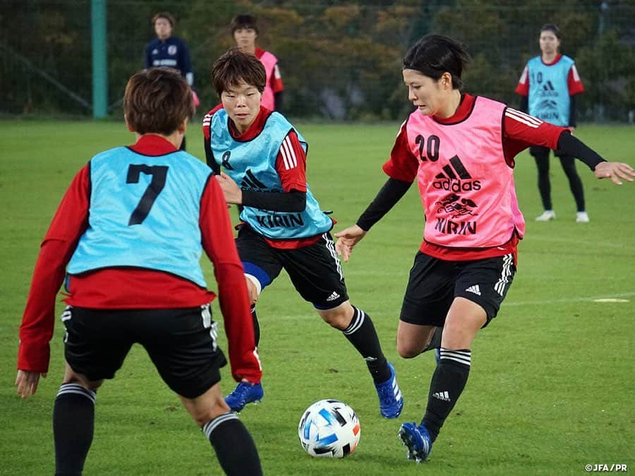 日本サッカー協会さんのインスタグラム写真 - (日本サッカー協会Instagram)「【2020.10.20 Training②📸】 　 #Jヴィレッジ で行われている #なでしこジャパン のトレーニングキャンプ2日目は、午前がチームミーティング、そして午後がトレーニングと、頭と体に働きかける1日となりました。 　 まず午前中に行われたチームミーティングでは、なでしこジャパンが目指すサッカーとはどういうものか振り返りました。サッカーの4つの局面（攻・守・攻から守・守から攻）におけるチームとしての約束事や、それを表現するために求められる個人の技術やグループとしての戦術について #高倉麻子 監督が資料を使いながら説明します。最後は過去の試合映像を使い、狙い通りにプレーできていたシーンを見直すことで、全員で共通理解を深めました。 　 午後のトレーニングでは、なでしこジャパンのサッカーにとって命綱となるボールポゼッションをコンセプトにしたトレーニングが行われました。スモールサイドゲームに、常に攻撃側に加わるフリーの選手を1人配置したり、中央に1人しか入れないゾーンを作ることで工夫を促し、状況の変化に応じて細かくポジションを取り直すことや、課題のパススピードを意識した指導の声が飛びます。 　 JFAは、#乳がん の啓発活動である「#ピンクリボン運動」に賛同し「#ピンクリボン 月間」となる10月に行われる各種事業において同活動の啓発に取り組んでまいります。なでしこジャパンでも自ら学び、少しでも啓発活動に取り組めるようにと、チームにピンバッジや同活動内容が記された小冊子を配布しています。たくさんの方に支えて頂いているなでしこジャパンとして、こうした社会課題に向き合い、解決の一助となれるよう取り組んでいきます。 　 DF #松原有沙 選手（#ノジマステラ神奈川相模原）コメント 久しぶりの代表活動ですが、この大変な状況の中で活動ができることに関して喜びを感じています。所属チームでやってきたことをここで、プレーで表現できればいいと思って参加しています。 　 MF #塩越柚歩 選手（#浦和レッズレディース）コメント 正直なでしこジャパンのキャンプに選ばれるとは思ってなく、喜びもありますが、正直驚いています。約1週間という限られた時間の中で自分のプレーをどれだけ発揮できるのか、そして貴重な経験になると思うので、多くの選手から色々なことを吸収したいです。 　 FW #岩渕真奈 選手（#INAC神戸レオネッサ）コメント 7か月ぶりの活動ですが、久しぶりになでしこジャパンとして集まれたことは素直に嬉しいです。改めて東京オリンピックは大きな目標にしなければと思っています。チームとしていい準備をして、いいものを作り上げていきたいです。 　 ✅http://www.jfa.jp/nadeshikojapan/ 　 #jfa #daihyo #nadeshiko」10月21日 15時16分 - japanfootballassociation