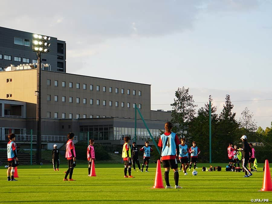 日本サッカー協会さんのインスタグラム写真 - (日本サッカー協会Instagram)「【2020.10.20 Training②📸】 　 #Jヴィレッジ で行われている #なでしこジャパン のトレーニングキャンプ2日目は、午前がチームミーティング、そして午後がトレーニングと、頭と体に働きかける1日となりました。 　 まず午前中に行われたチームミーティングでは、なでしこジャパンが目指すサッカーとはどういうものか振り返りました。サッカーの4つの局面（攻・守・攻から守・守から攻）におけるチームとしての約束事や、それを表現するために求められる個人の技術やグループとしての戦術について #高倉麻子 監督が資料を使いながら説明します。最後は過去の試合映像を使い、狙い通りにプレーできていたシーンを見直すことで、全員で共通理解を深めました。 　 午後のトレーニングでは、なでしこジャパンのサッカーにとって命綱となるボールポゼッションをコンセプトにしたトレーニングが行われました。スモールサイドゲームに、常に攻撃側に加わるフリーの選手を1人配置したり、中央に1人しか入れないゾーンを作ることで工夫を促し、状況の変化に応じて細かくポジションを取り直すことや、課題のパススピードを意識した指導の声が飛びます。 　 JFAは、#乳がん の啓発活動である「#ピンクリボン運動」に賛同し「#ピンクリボン 月間」となる10月に行われる各種事業において同活動の啓発に取り組んでまいります。なでしこジャパンでも自ら学び、少しでも啓発活動に取り組めるようにと、チームにピンバッジや同活動内容が記された小冊子を配布しています。たくさんの方に支えて頂いているなでしこジャパンとして、こうした社会課題に向き合い、解決の一助となれるよう取り組んでいきます。 　 DF #松原有沙 選手（#ノジマステラ神奈川相模原）コメント 久しぶりの代表活動ですが、この大変な状況の中で活動ができることに関して喜びを感じています。所属チームでやってきたことをここで、プレーで表現できればいいと思って参加しています。 　 MF #塩越柚歩 選手（#浦和レッズレディース）コメント 正直なでしこジャパンのキャンプに選ばれるとは思ってなく、喜びもありますが、正直驚いています。約1週間という限られた時間の中で自分のプレーをどれだけ発揮できるのか、そして貴重な経験になると思うので、多くの選手から色々なことを吸収したいです。 　 FW #岩渕真奈 選手（#INAC神戸レオネッサ）コメント 7か月ぶりの活動ですが、久しぶりになでしこジャパンとして集まれたことは素直に嬉しいです。改めて東京オリンピックは大きな目標にしなければと思っています。チームとしていい準備をして、いいものを作り上げていきたいです。 　 ✅http://www.jfa.jp/nadeshikojapan/ 　 #jfa #daihyo #nadeshiko」10月21日 15時16分 - japanfootballassociation