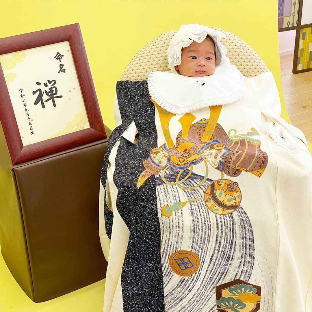 DJ JUICYのインスタグラム：「息子 in スタジオアリス📸👶💙  撮影中！  じぃじ(旦那さんの父)は、禅くんにべったり 😆😆😆💕初孫可愛いくてしかたないみたいです🤗  スタジオアリスのお姉さん達の手際の良さと操り方が神でした👏✨  #baby  #初宮参り #生後1ヶ月  #息子 #赤ちゃん #赤ちゃんのいる生活  #産着#撮影#スタジオアリス」