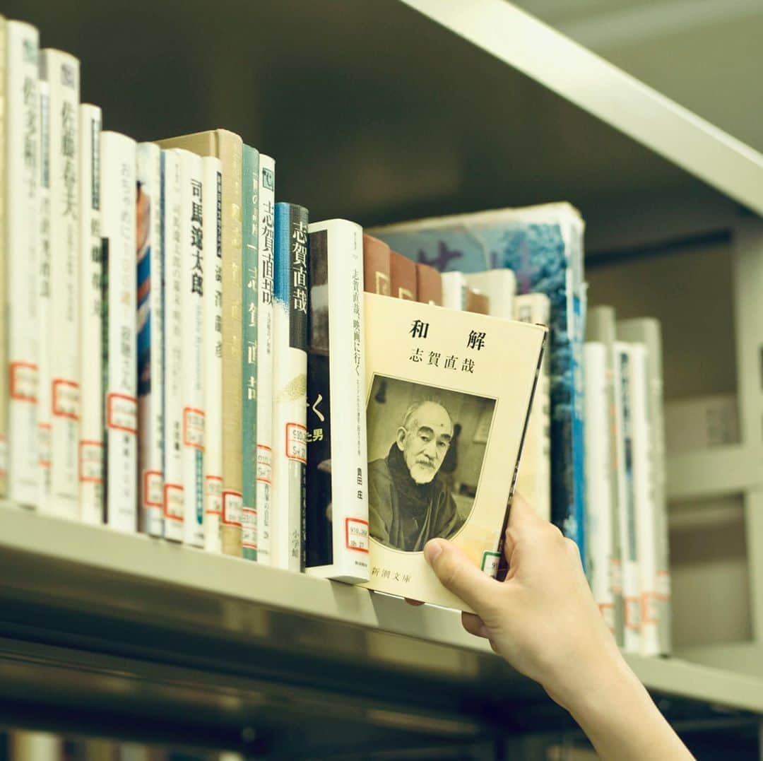 福岡女子短期大学さんのインスタグラム写真 - (福岡女子短期大学Instagram)「こんにちは。福岡女子短期大学文化教養学科 です。 . 読書の秋📕今日 #10月21日 は、日本の推理小説・探偵小説🧐の草分け、「大乱歩」こと #江戸川乱歩 の誕生日。そして、「小説の神様🌟」#志賀直哉 の命日です。 . この機会に手に取ってみてはいかがでしょうか。 . 文化教養学科に関する情報は、#福岡女子短期大学文化教養学科 ←こちらのハッシュタグをご覧ください . #福岡女子短期大学　#福岡女子短期大学図書館　#読書女子 #本好きな人と繋がりたい #活字好き　#短大生の日常 #福女短スナップ」10月21日 15時08分 - fukuoka_wjc
