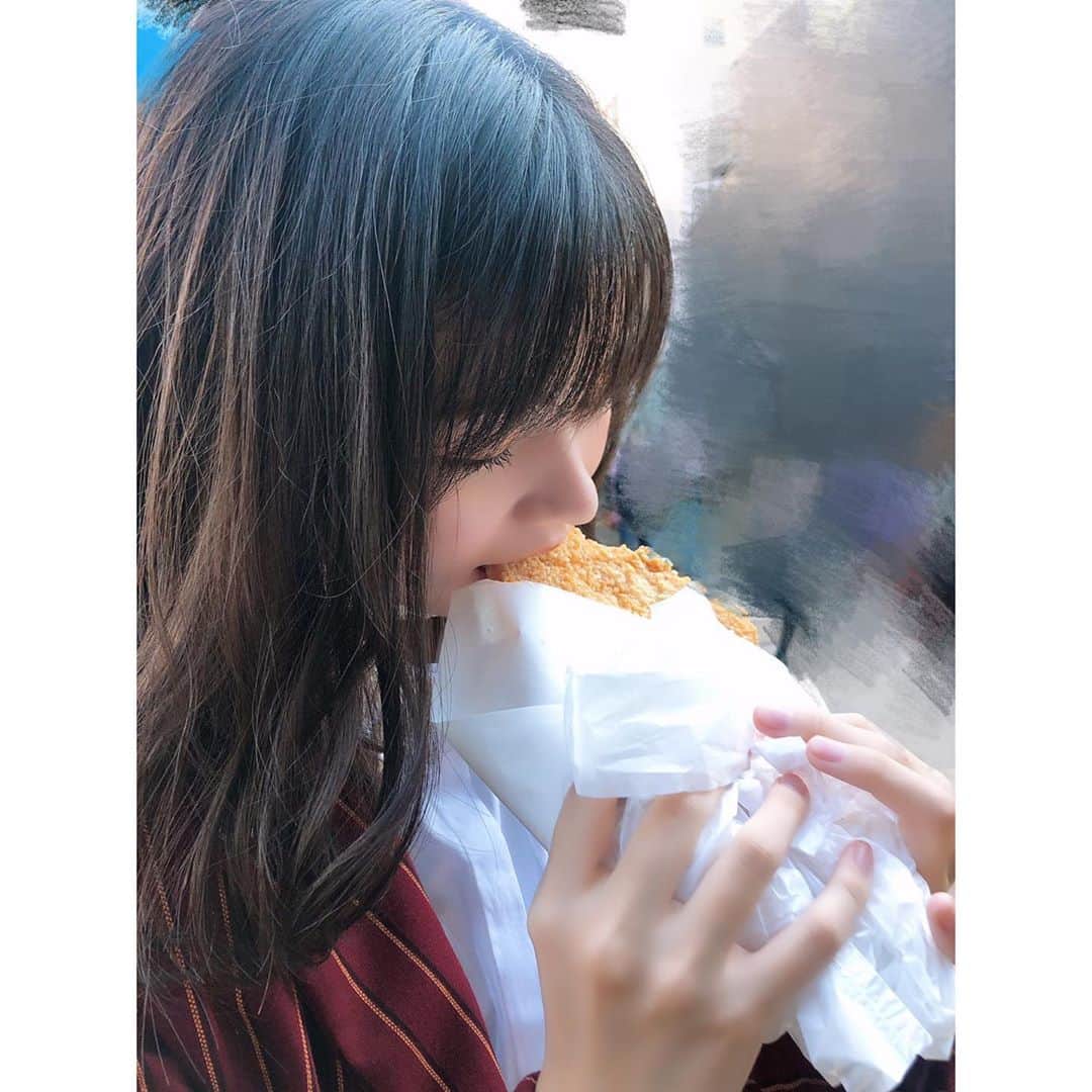 のインスタグラム：「つばきファクトリーの浅倉樹々ちゃんと浅草に行ってきました✌️  チーズメンチがすごい気になっていたので食べれて満足😆  いろいろ浅草を堪能出来ました！  おみくじを引いたらまさかの大吉！  良いことがありそうな予感😌  最後にもんじゃ屋さんに行ったんですけど、、、、  御目当てのもんじゃ屋さんは予約でいっぱいで、違うもんじゃ屋さんに行きました！  次は行きたかったもんじゃ屋さんにも行きたい！  #浜浦彩乃 #浅倉樹々 #つばきファクトリー #浅草 #堪能」