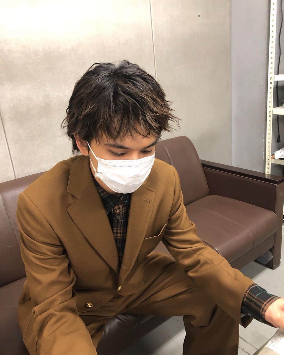 北村匠海のインスタグラム：「[#Takumi_TV] Takumi Kitamura before his live studio appearance on MezamashiTV today! — 本日めざましテレビの生出演する前の北村匠海くんです！   © tonkatsuDJmovie on Twitter  #めざましテレビ #とんかつDJアゲ太郎 #北村匠海 #TakumiKitamura #DISH//」