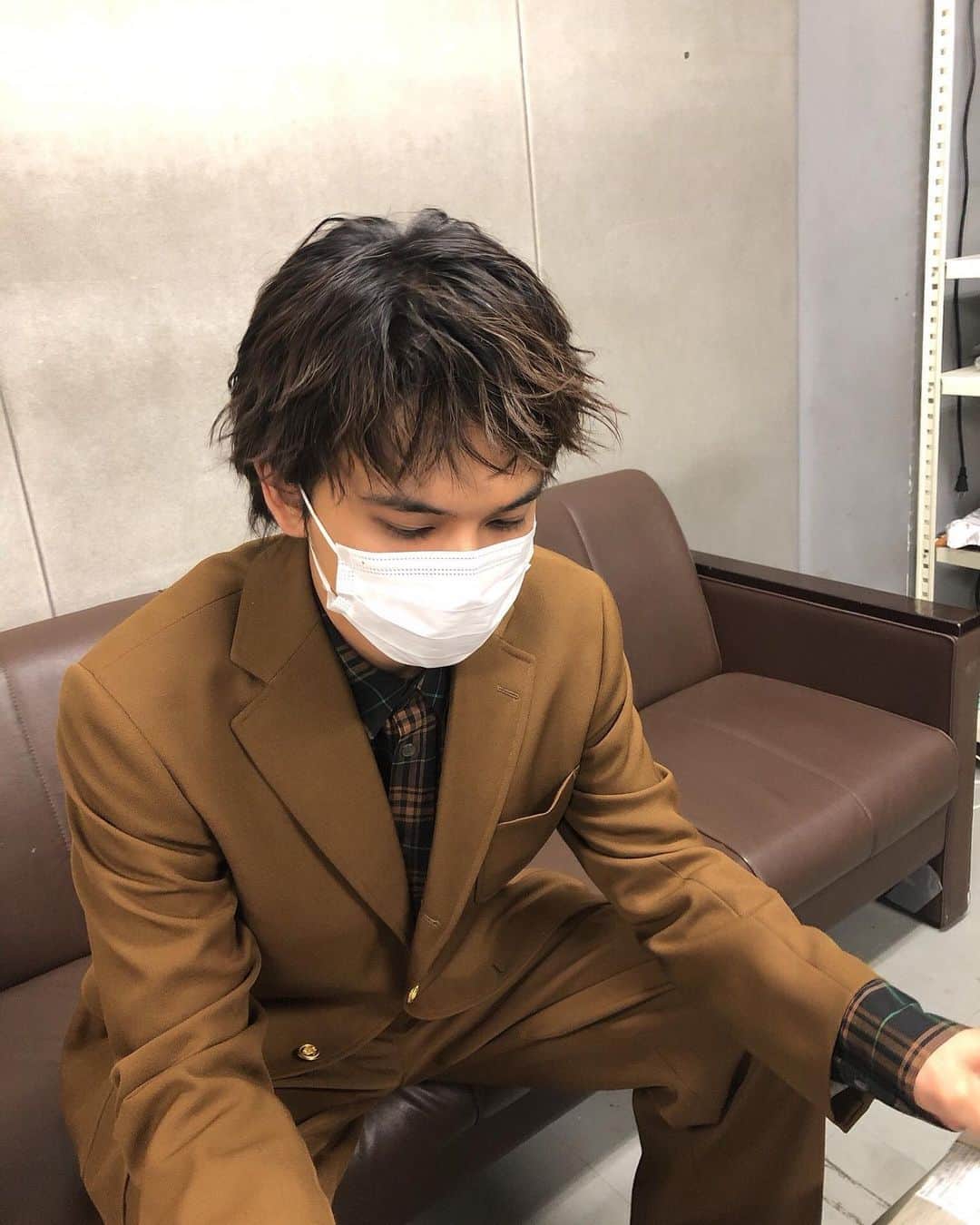 のインスタグラム：「[#Takumi_TV] Takumi Kitamura before his live studio appearance on MezamashiTV today! — 本日めざましテレビの生出演する前の北村匠海くんです！   © tonkatsuDJmovie on Twitter  #めざましテレビ #とんかつDJアゲ太郎 #北村匠海 #TakumiKitamura #DISH//」