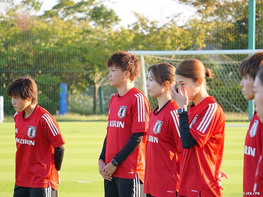 日本サッカー協会さんのインスタグラム写真 - (日本サッカー協会Instagram)「【2020.10.20 Training①📸】 　 #Jヴィレッジ で行われている #なでしこジャパン のトレーニングキャンプ2日目は、午前がチームミーティング、そして午後がトレーニングと、頭と体に働きかける1日となりました。 　 まず午前中に行われたチームミーティングでは、なでしこジャパンが目指すサッカーとはどういうものか振り返りました。サッカーの4つの局面（攻・守・攻から守・守から攻）におけるチームとしての約束事や、それを表現するために求められる個人の技術やグループとしての戦術について #高倉麻子 監督が資料を使いながら説明します。最後は過去の試合映像を使い、狙い通りにプレーできていたシーンを見直すことで、全員で共通理解を深めました。 　 午後のトレーニングでは、なでしこジャパンのサッカーにとって命綱となるボールポゼッションをコンセプトにしたトレーニングが行われました。スモールサイドゲームに、常に攻撃側に加わるフリーの選手を1人配置したり、中央に1人しか入れないゾーンを作ることで工夫を促し、状況の変化に応じて細かくポジションを取り直すことや、課題のパススピードを意識した指導の声が飛びます。 　 JFAは、#乳がん の啓発活動である「#ピンクリボン運動」に賛同し「#ピンクリボン 月間」となる10月に行われる各種事業において同活動の啓発に取り組んでまいります。なでしこジャパンでも自ら学び、少しでも啓発活動に取り組めるようにと、チームにピンバッジや同活動内容が記された小冊子を配布しています。たくさんの方に支えて頂いているなでしこジャパンとして、こうした社会課題に向き合い、解決の一助となれるよう取り組んでいきます。 　 DF #松原有沙 選手（#ノジマステラ神奈川相模原）コメント 久しぶりの代表活動ですが、この大変な状況の中で活動ができることに関して喜びを感じています。所属チームでやってきたことをここで、プレーで表現できればいいと思って参加しています。 　 MF #塩越柚歩 選手（#浦和レッズレディース）コメント 正直なでしこジャパンのキャンプに選ばれるとは思ってなく、喜びもありますが、正直驚いています。約1週間という限られた時間の中で自分のプレーをどれだけ発揮できるのか、そして貴重な経験になると思うので、多くの選手から色々なことを吸収したいです。 　 FW #岩渕真奈 選手（#INAC神戸レオネッサ）コメント 7か月ぶりの活動ですが、久しぶりになでしこジャパンとして集まれたことは素直に嬉しいです。改めて東京オリンピックは大きな目標にしなければと思っています。チームとしていい準備をして、いいものを作り上げていきたいです。 　 ✅http://www.jfa.jp/nadeshikojapan/ 　 #jfa #daihyo #nadeshiko」10月21日 15時12分 - japanfootballassociation