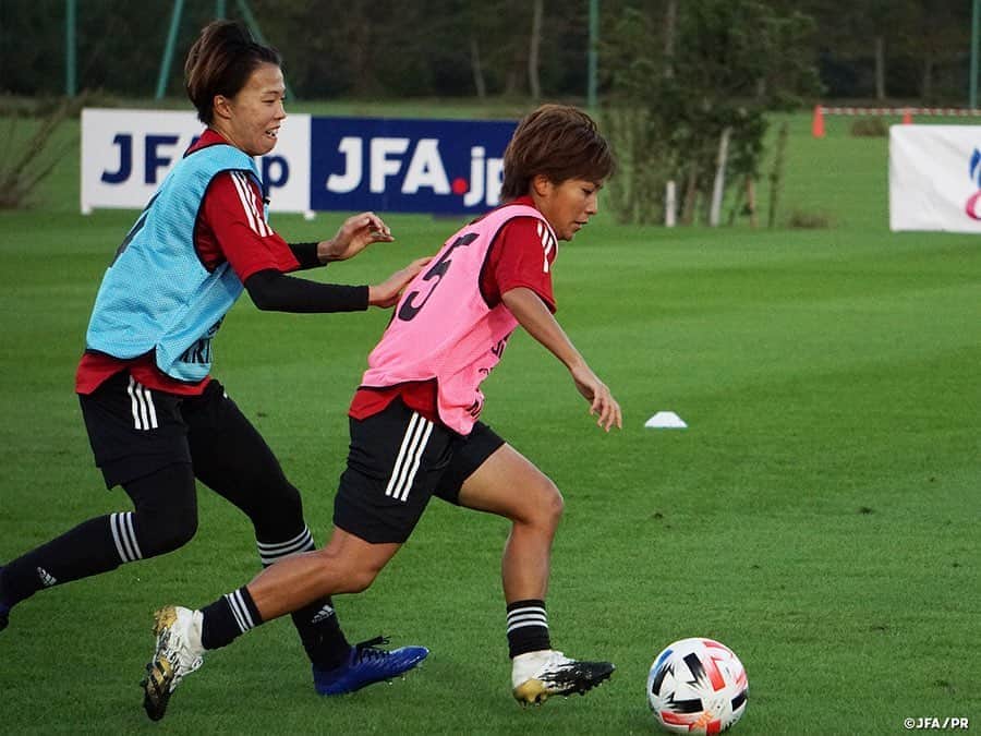 日本サッカー協会さんのインスタグラム写真 - (日本サッカー協会Instagram)「【2020.10.20 Training①📸】 　 #Jヴィレッジ で行われている #なでしこジャパン のトレーニングキャンプ2日目は、午前がチームミーティング、そして午後がトレーニングと、頭と体に働きかける1日となりました。 　 まず午前中に行われたチームミーティングでは、なでしこジャパンが目指すサッカーとはどういうものか振り返りました。サッカーの4つの局面（攻・守・攻から守・守から攻）におけるチームとしての約束事や、それを表現するために求められる個人の技術やグループとしての戦術について #高倉麻子 監督が資料を使いながら説明します。最後は過去の試合映像を使い、狙い通りにプレーできていたシーンを見直すことで、全員で共通理解を深めました。 　 午後のトレーニングでは、なでしこジャパンのサッカーにとって命綱となるボールポゼッションをコンセプトにしたトレーニングが行われました。スモールサイドゲームに、常に攻撃側に加わるフリーの選手を1人配置したり、中央に1人しか入れないゾーンを作ることで工夫を促し、状況の変化に応じて細かくポジションを取り直すことや、課題のパススピードを意識した指導の声が飛びます。 　 JFAは、#乳がん の啓発活動である「#ピンクリボン運動」に賛同し「#ピンクリボン 月間」となる10月に行われる各種事業において同活動の啓発に取り組んでまいります。なでしこジャパンでも自ら学び、少しでも啓発活動に取り組めるようにと、チームにピンバッジや同活動内容が記された小冊子を配布しています。たくさんの方に支えて頂いているなでしこジャパンとして、こうした社会課題に向き合い、解決の一助となれるよう取り組んでいきます。 　 DF #松原有沙 選手（#ノジマステラ神奈川相模原）コメント 久しぶりの代表活動ですが、この大変な状況の中で活動ができることに関して喜びを感じています。所属チームでやってきたことをここで、プレーで表現できればいいと思って参加しています。 　 MF #塩越柚歩 選手（#浦和レッズレディース）コメント 正直なでしこジャパンのキャンプに選ばれるとは思ってなく、喜びもありますが、正直驚いています。約1週間という限られた時間の中で自分のプレーをどれだけ発揮できるのか、そして貴重な経験になると思うので、多くの選手から色々なことを吸収したいです。 　 FW #岩渕真奈 選手（#INAC神戸レオネッサ）コメント 7か月ぶりの活動ですが、久しぶりになでしこジャパンとして集まれたことは素直に嬉しいです。改めて東京オリンピックは大きな目標にしなければと思っています。チームとしていい準備をして、いいものを作り上げていきたいです。 　 ✅http://www.jfa.jp/nadeshikojapan/ 　 #jfa #daihyo #nadeshiko」10月21日 15時12分 - japanfootballassociation