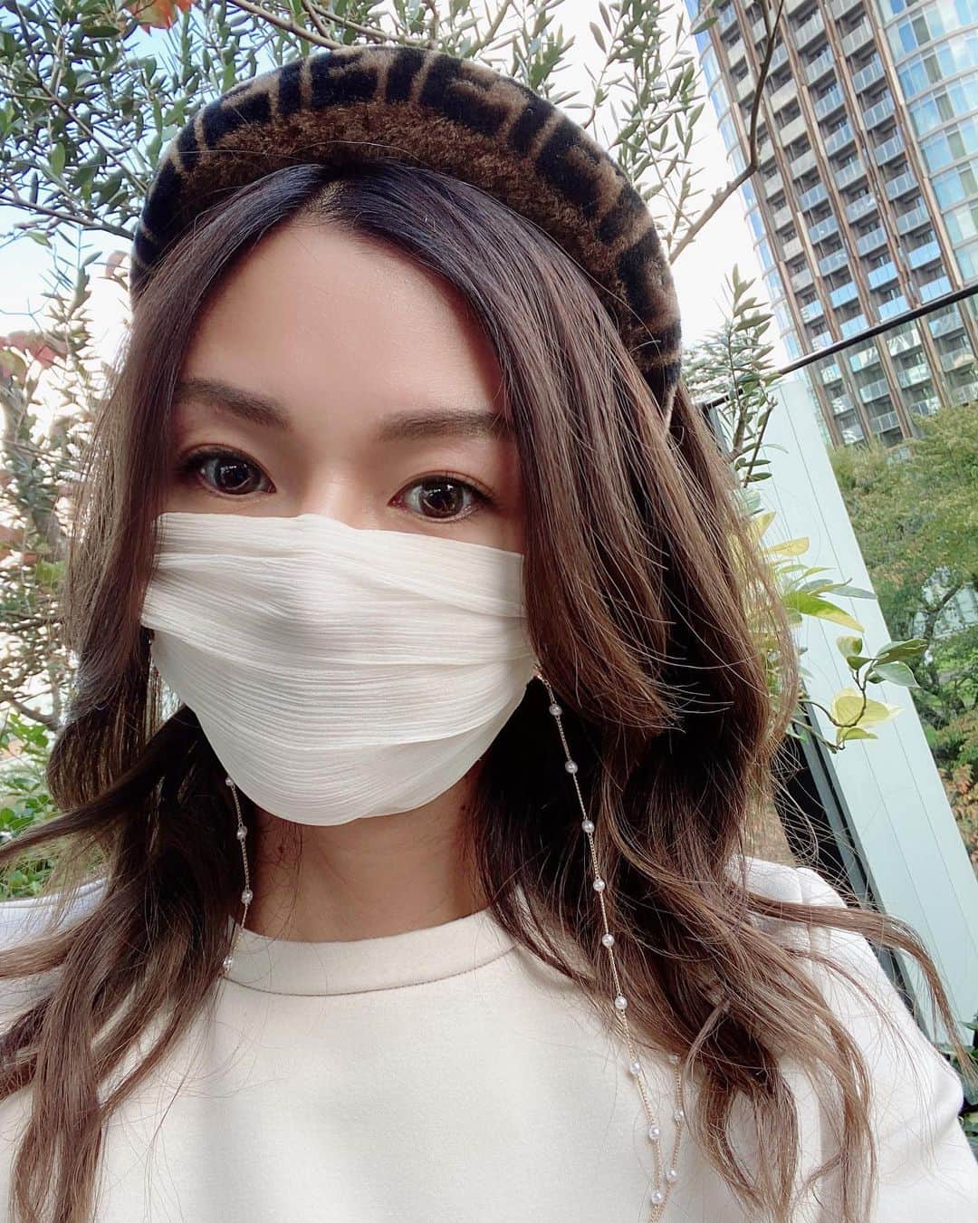 のインスタグラム：「とても良いお天気なのでお外でランチ🍝☀✨🍂  この @dear_beautiful__ のマスク、呼吸しやすくてつけてないみたいに快適❣️👏🤩  みんな可愛くつけてるから、ボリュームカチューシャに挑戦してみたけど私は頭がとっても大きいのでなかなか難しい…😂💔😫 でも @a.you ちゃんもインスタでつけてて偶然お揃い😍嬉しくなったので今日はつけてみました💕（顔とか頭の大きさとか色々違いすぎて別物に見えるのはスルーでお願いします😑🙏🤫）  写ってないけどお洋服は @obli_official のファー付トップス💓腹巻みたいで暖かくて良き💖笑  コンタクトは @hotel_lovers.official みずあめ1dayです❤️ #mask #dearbeautifulmask #silkmask #maskchain #estellak #hairband #fendi #ootd #tops #obli  #マスク #カチューシャ #フェンディ #カラコン #ホテラバ」