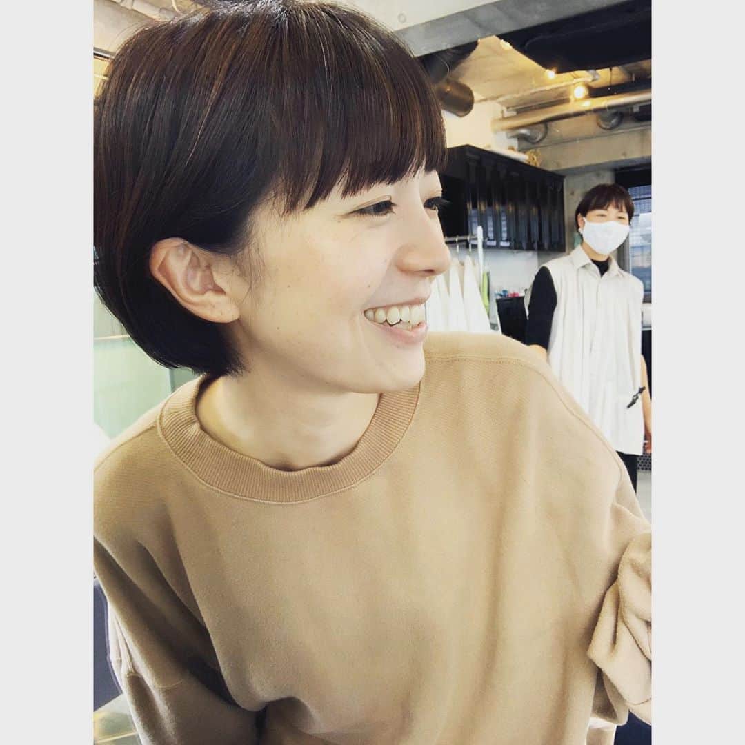 熊木杏里のインスタグラム：「秋冬に向けて髪を切るなど。  白髪も元気そうで。笑  後ろで見守るウッチー✂︎ でした。」