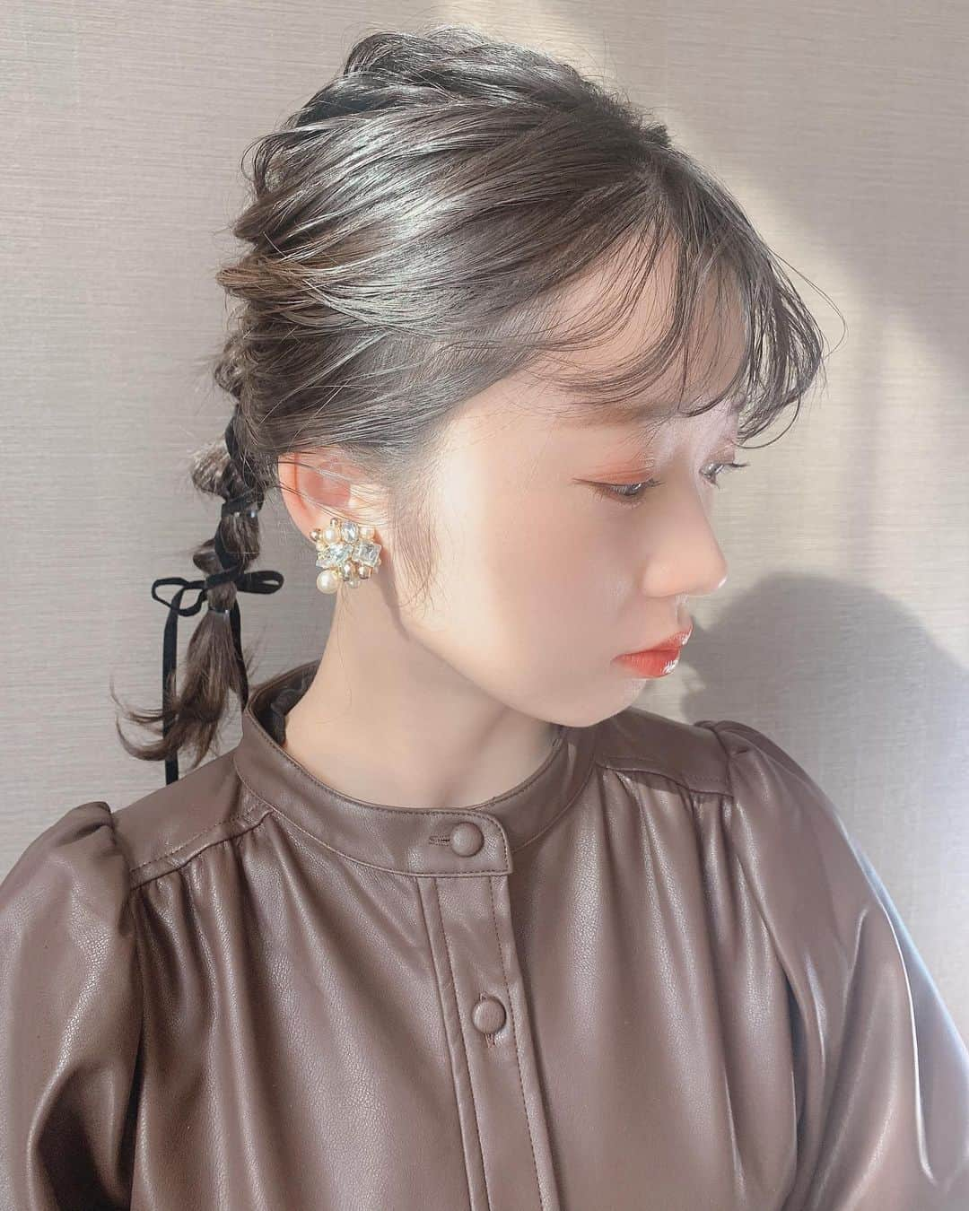 山岸理子さんのインスタグラム写真 - (山岸理子Instagram)「* 姉にヘアアレンジしてもらいました🎗 #リボンヘアアレンジ  秋メイク💄 自然光よき◎  ・ ・ ・ ・ #tsubaki_factory #つばきファクトリー  #山岸理子 #ヘアアレンジ #リボンアレンジ #紐アレンジ #ローポニー #ゆるふわ #前髪パーマ風アレンジ #秋服 #テラコッタメイク #が気分 #自然光」10月21日 15時24分 - riko_yamagishi.official