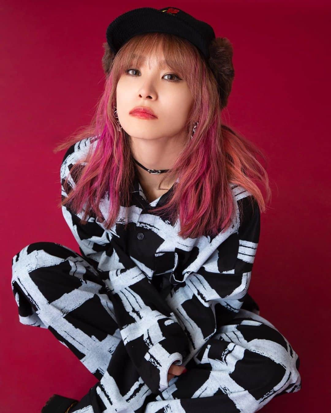 のインスタグラム：「アパレルブランドROY -reflect overjoy- (ロイ)が明日10/22の正午デビューです👑 なんか可愛いチェック作れないかなーと思ったので、書きました🐱👑固くないワークパンツ生地なので、セットアップでインしても着られるし、どちらかだけでも着てもらえるし、中に厚手のパーカーも着られます🐈👑男の子にも女の子にも着てほしいです☻ 黒と茶色がM.Lサイズであります☻ ROY -reflect overjoy-  Debut Collection 2020.10.22 12:00〜Start👑 @royreflectoverjoy.official  https://royreflectoverjoy.jp」