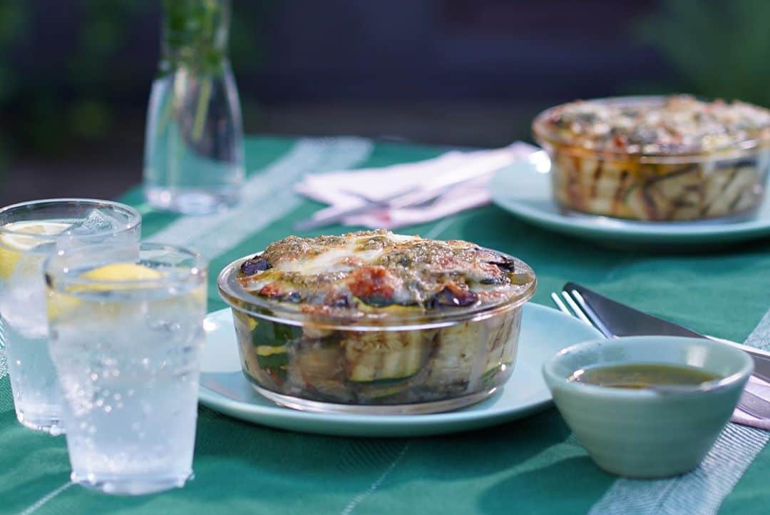 レイチェル・クーさんのインスタグラム写真 - (レイチェル・クーInstagram)「AD 🌎  私にとって家で料理することは、キッチンから世界を旅することです。このレシピでは、 地中海の野菜を使って、家でla dolce vita（イタリア語で「すてきな暮らし」の意味）を楽しめます。 @ikeajapan のプラントボールを使った美味しいラグーソースをグリルした野菜で包み、チーズと鮮やかなバジルとゴマ、オリーブオイルをトッピングして仕上げます。あなたの旅の思い出料理は何ですか？　また、@ikeajapanでは私のレシピを再現するキャンペーンも実施中。ぜひみんなで参加してね！⁠⠀ ⁠⠀ レシピ動画はこちらをクリック👉  link in bio⁠⠀ ⁠⠀ AD 🌎  Cooking at home for me is a way of travelling the world without even leaving my home. Bring a little bit of la dolce vita home with my Mediterranean vegetable bundles. A delicious ragu sauce using @ikeajapan 's plantballs is wrapped up in griddled vegetables, topped with a little cheese and vibrant basil and sesame herby oil to finish off. What dish reminds you of a holiday?⁠⠀ Watch the full video 👉  click link in bio⁠⠀ 🎥⁠⠀⁠⠀⁠⠀ DOP @travmatt⁠⠀⁠⠀⁠⠀ B-camera @joshua_aylett⁠⠀⁠⠀⁠⠀ Prop & Food styling @hedvigcornelia⁠⠀⁠⠀⁠⠀ Editor @gbungard⁠⠀⁠⠀⁠⠀ 👗⁠⠀⁠⠀⁠⠀ Skirt and top @lenahoschek (press discount)⁠⠀ Lipstick - can't remember sorry! .⁠⠀⁠⠀⁠⠀ .⁠⠀⁠⠀⁠⠀ .⁠⠀⁠⠀⁠⠀ .⁠⠀⁠⠀⁠⠀ .⁠⠀⁠⠀⁠⠀ .⁠⠀⁠⠀⁠⠀ .⁠⠀⁠⠀⁠⠀ .⁠⠀⁠⠀⁠⠀ .⁠⠀⁠⠀⁠⠀ .⁠⠀⁠⠀⁠⠀ .⁠⠀⁠⠀⁠⠀ .⁠⠀⁠⠀⁠⠀ .⁠⠀⁠⠀⁠⠀ .⁠⠀⁠⠀⁠⠀ .⁠⠀⁠⠀⁠⠀ .⁠⠀⁠⠀⁠⠀ .⁠⠀⁠⠀⁠⠀ .⁠⠀⁠⠀⁠⠀ .⁠⠀⁠⠀⁠⠀ #ikeajapan #イケア #プラントボール #ikeaplantball #ikeajapan #easycooking #homecooking #vegetarian⁠⠀ ⁠⠀」10月21日 15時23分 - rachelkhooks