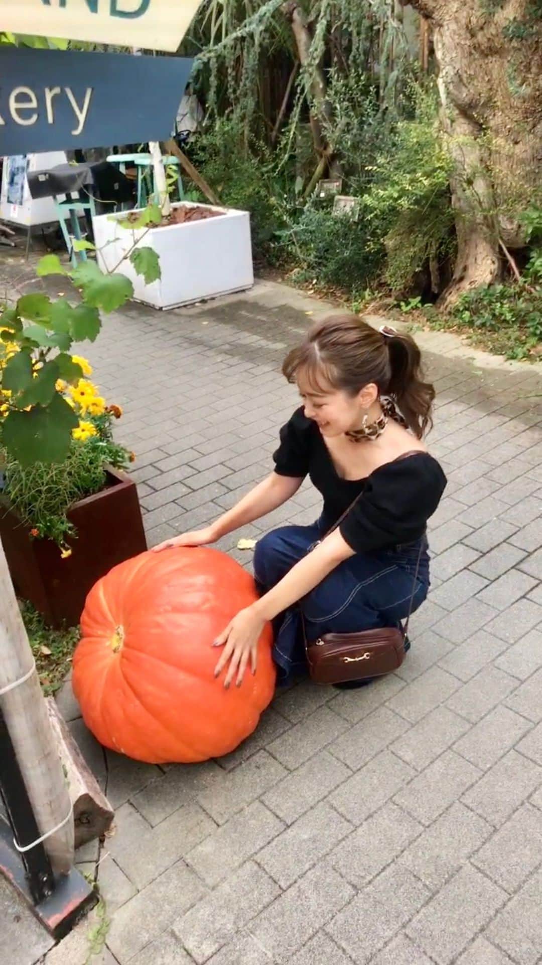 村崎英絵のインスタグラム：「Happy Halloween🎃👻音楽聞きながら見てね笑 今年はみんなどんなハロウィンを過ごすのかなぁ？👻 ハロウィンまであと10日だぁ！ ㅤㅤㅤㅤㅤ 動画、ツッコミどころありすぎて 笑が止まらなかった😳 ㅤㅤㅤㅤㅤ  泣いてるのはカラコンがズレたからで 本当は血の涙を流したかった笑 怖がらせるはずが、怖がってる人になっちゃった笑🎃 ㅤㅤㅤㅤㅤ 牙は自前の八重歯！笑 ハロウィンだから有効活用しないと笑😂 ㅤㅤㅤㅤㅤ ㅤㅤㅤㅤㅤ #ハロウィン #おうちで過ごそう #おうちでハロウィン #ハロウィン🎃 #八重歯」