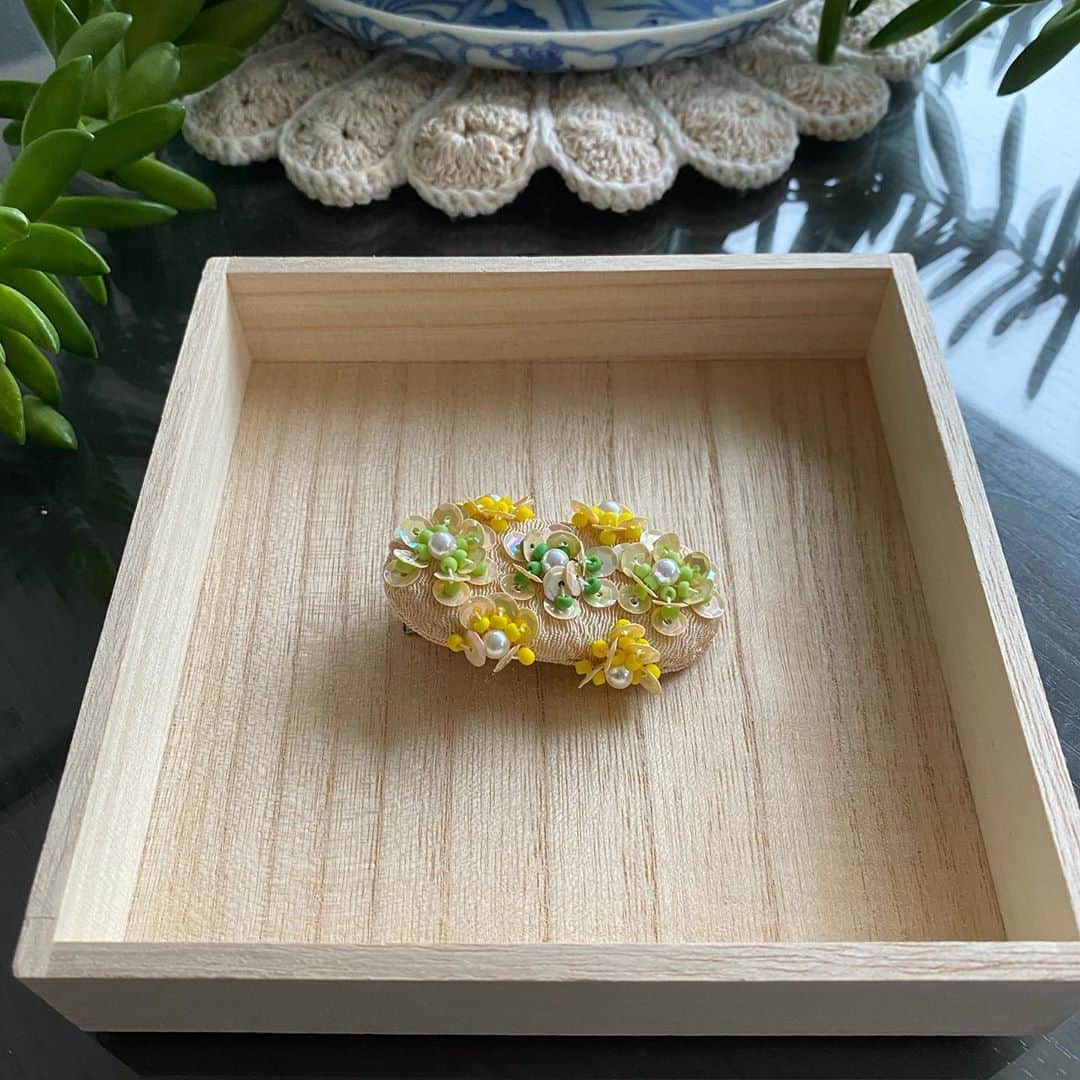 城之内早苗のインスタグラム：「和髪飾り  髪飾り作り始めの頃のです。 思った様に出来なくて、何度もほどいたり縫ったり💦 好きな事に夢中になれるのは、本当に幸せ、贅沢な事だと思います😊  さて❗️本日 YouTube第二回がUPされてますので、どうぞ観てみて下さいませー🖐  #ハンドメイド#手芸#髪飾り#和髪飾り#ビーズ刺繍#素人仕事#城之内早苗#お知らせ」