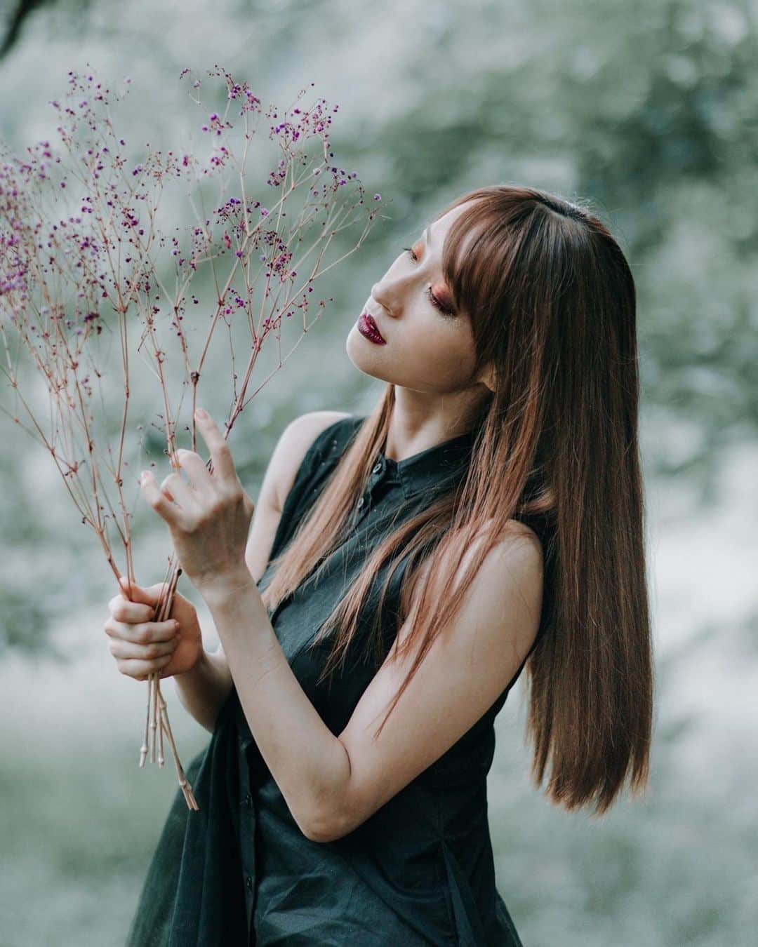 のインスタグラム：「メイク作品 2020.9.6  「 violet épine - 紫の棘 」  ドラマや舞台、めざましテレビのアナウンサーのメイクなどで活躍されている梅田泉 @kokeshinorichang さん のメイク作品に参加させていただきました。 薔薇の棘のように毒気のあるメイクという事で、今までにない斬新さと新鮮な気持ちで表現させていただきました。 メイクひとつで気持ちが変わっていく、魔法のようだなぁと思いました。細部までこだわりを持って撮る @satiee6 さんのフォトグラフも素敵でした。  model / @mikaring72 photo / @satieee6 styling/ @kokeshinorichang make up /  @kokeshinorichang @gaku31045  #photo #makeup #creative #art  #photography  #hairmakeup #dance #contemporarydancer #2020 #september #japan #池田美佳」