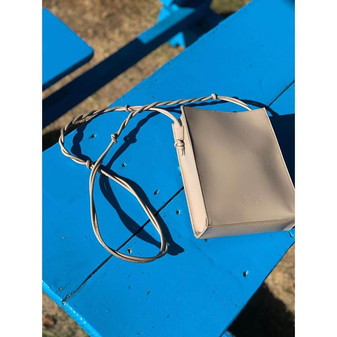 崎山一葉さんのインスタグラム写真 - (崎山一葉Instagram)「>>>👜...... ・ ・ グレーのバッグを持つのは初めてなので、私自身、新鮮な気分です✨✨  いつも大きなバッグで仕事に出ちゃうので、急な寄り道はこのくらいのサイズとエコバッグがちょうど良いです🙌  今日は早朝からの撮影☀️ 皆さん、ご協力ありがとうございました😘  👜→@soglia_official」10月21日 15時46分 - kazuha_sakiyama