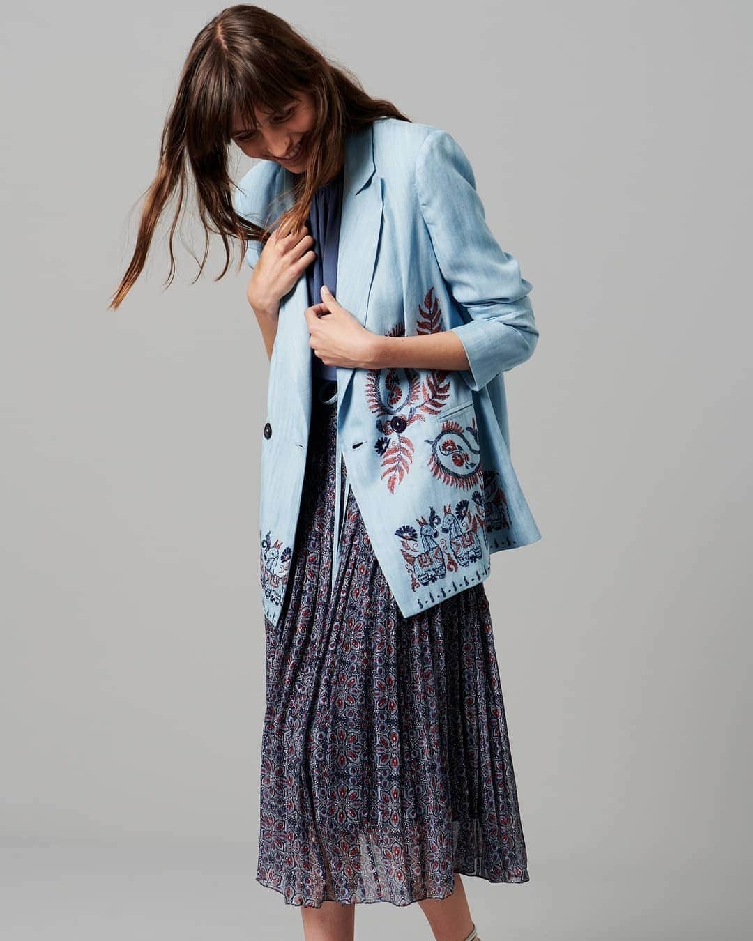 ミーガンパークのインスタグラム：「Introducing the Selina Denim Blazer // this statement piece is crafted from a soft washed denim chambray and playfully embroidered with whimsical, folkloric inspired embroidery. Find it online now x」