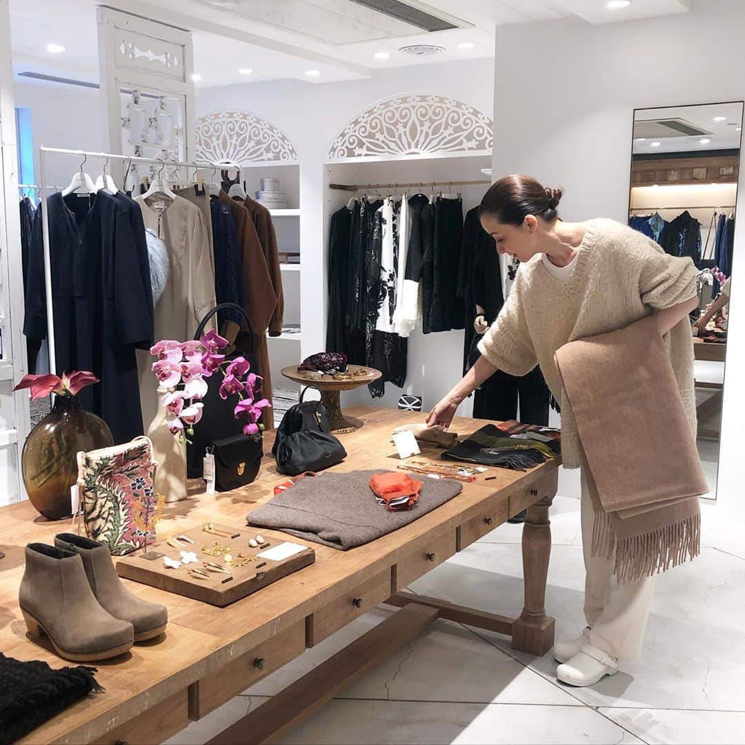 のインスタグラム：「ハウスオブロータス青山店にて。 冬物のストールや手袋など出揃いました。 #ハウスオブロータス #houseoflotus #ハウスオブロータス青山店」