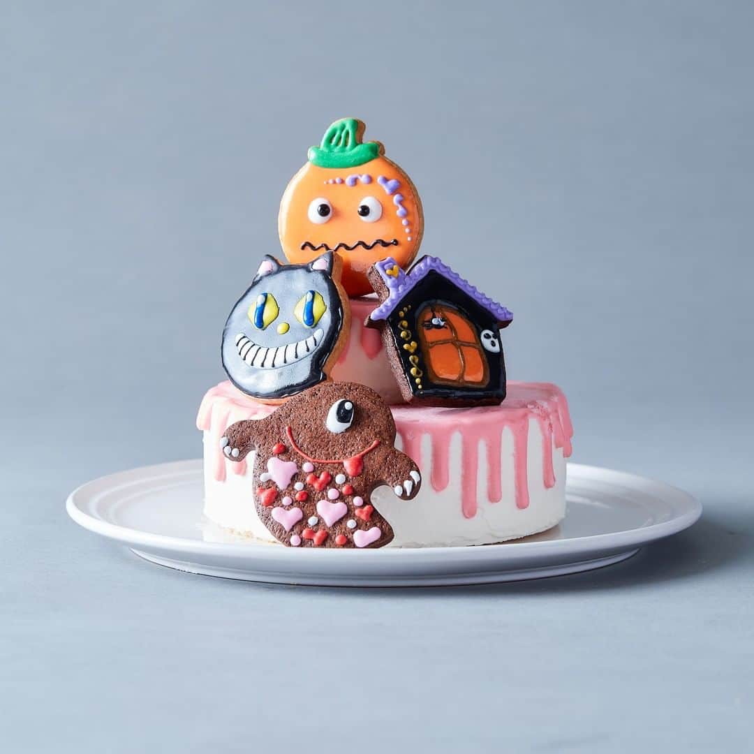 のインスタグラム：「大きなやかぼちゃ🎃や猫がのったかわいいケーキ、ハッピーハロウィン！  苺のショートケーキを2段にして、苺のクリームをかけました🍓ハロウィンのアイシングクッキーが4枚付きます🎵  ハロウィンパーティーにいかがですか👻✨🎃 ＝＝＝＝＝＝＝＝＝＝＝ この投稿をtap→商品を見る、又はプロフィールのショップを見るからご購入頂けます🧁 ＊＊＊＊＊＊＊＊＊＊＊＊＊＊＊＊＊＊＊＊＊＊＊＊＊＊ ⁠ ⁠⁠⁠⁠⁠⁠⁠⁠⁠⁠⁠⁠⁠⁠⁠⁠Cake.jpでは、皆さんからシェアされた⁣⠀⁠⁠⁠⁠⁠⁠⁠ ⁠ 素敵なお祝いのコンテストをおこなっています⁠🙌⁠ ⁠ ⁠⁠⁠ ⁠ 👇フォトジェアニバーサリー参加方法👇⁠ ⁠ ⁠⁠ ※10月より参加方法が変わります  Cake.jpのケーキでのお祝いの様子を⁣⠀⁠⁠⁠⁠⁠⁠⁠⁠ ⁠ @iiicakejp #フォトジェアニバーサリー で タグ付けしてシェアするだけ🌈  ご参加を心よりお待ちしております💡 ⁠ ※当アカウントと同様のなりすましアカウントが報告されています。当社とは関係がございませんのでご注意くださいませ※  ＊＊＊＊＊＊＊＊＊＊＊＊＊＊＊＊＊＊＊＊＊＊＊＊＊＊ #美味しいもの好きな人と繋がりたい#おうちスイーツ#お取り寄せスイーツ #お家パーティー#お取り寄せグルメ#甘党#素敵なお祝い#スイーツ好きな人と繋がりたい#食べるの好きな人と繋がりたい#お土産#手土産スイーツ#スイーツ好き#スイーツ部#プレゼント#サプライズ#お菓子#いつもありがとう#かわいいスイーツ#娘#娘誕生日#息子#息子誕生日#アイシングクッキー#クッキー#ハロウィン#ハロウィンパーティー#ハロウィンクッキー#かわいいクッキー」