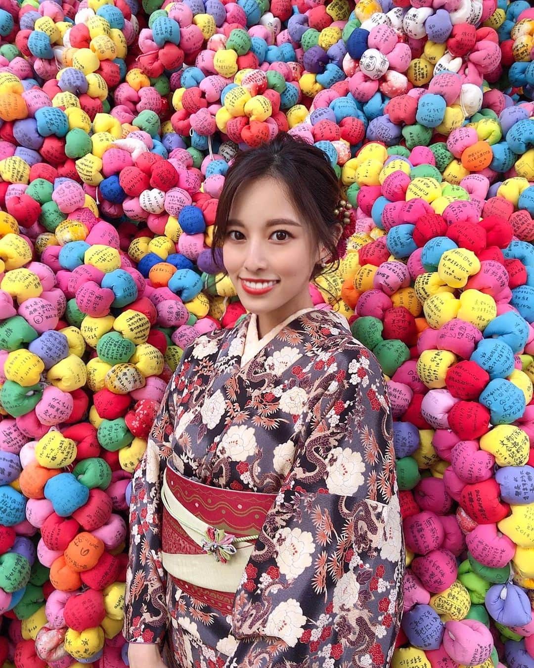 吉岡結紀のインスタグラム：「✐☡ ・ 着物京都👘🍵🇯🇵 せっかくなのでお家にない黒系の着物にしてみた❤︎ 　 ・ #京都 #着物 #レンタル着物岡本 #八坂庚申堂 #yuki_kimono」