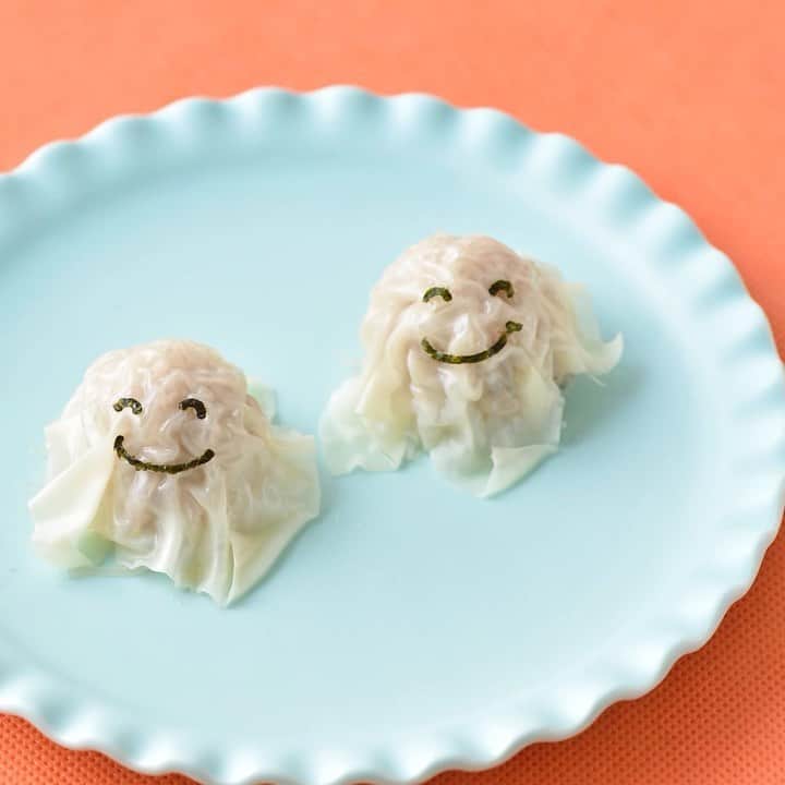 HAPIKU HAPIKU（ハピク）のインスタグラム：「★もうすぐハロウィン★ ハロウィンパーティーに【おばけのシューマイ】 ハロウィンパーティーにぴったりの、キュートなおばけのお料理です。 のりの形を工夫して、表情を変えても楽しいですね。 春雨はカルシウムのほか、鉄分も含まれています。豚ひき肉はビタミンB1とナイアシンが豊富です。 ============================= 【特集】かわいいデコやビビッドな色彩♪ハロウィンメニュー https://shoku.hapiku.com/recipe/popular/092/ レシピなど詳細はプロフィールのリンクからもみることができるよ！ ============================== #HAPIKU #HAPIKUレシピ #保育園給食のHAPIKU #保育園給食メニュー #保育園給食レシピ #食育のHAPIKU #乳幼児の食情報 #乳幼児のごはん #保育園 #保育園給食 #保育園おやつ #保育園弁当 #保育園栄養士 #食育 #子育て #こどもごはん #こどものおやつ #こどものいる暮らし #新米ママ #幼児食レシピ #幼児食 #ハロウィンお菓子 #ハロウィン料理 #ハロウィンスイーツ #ハロウィンご飯 #ハロウィン飾り #ハロウィンレシピ #シューマイ」