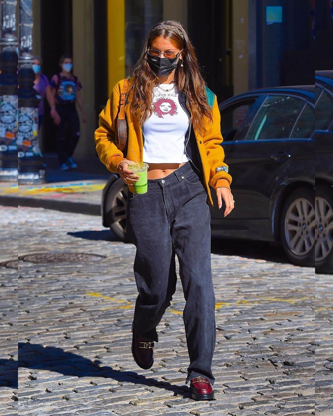 Just Jaredさんのインスタグラム写真 - (Just JaredInstagram)「Bella Hadid arrives back at her apartment after a day out in NYC, where she had stocked up a local community fridge in her neighborhood  #BellaHadid Photos: Getty」10月21日 15時53分 - justjared