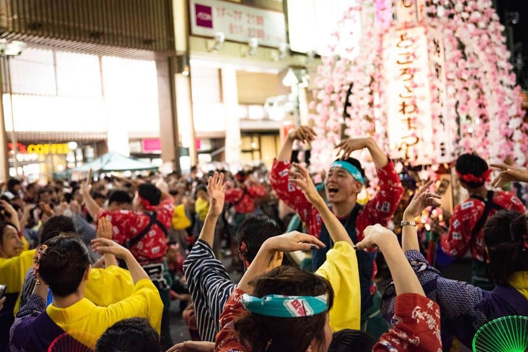 さいたまつりさんのインスタグラム写真 - (さいたまつりInstagram)「【🏮埼玉の祭りハイライト🏮 〜「ところざわまつり」〜】﻿ 所沢の秋の祭り「ところざわまつり」は、商店街を10基の山車や神輿が練り歩く大規模なお祭りです✨﻿ 　﻿ 美しい山車や神輿を見て楽しむのはもちろん、広場で地元グルメを味わったり、名物“ボンダンス”をみんなで踊ったりと、大人から子どもまで楽しめるのが最大の特徴！﻿ 　﻿ ===﻿ 1枚目、2枚目の写真は、辺りが暗くなってから行われる「曳っかわせ」の様子。提灯の明かりで飾られた山車同士が向き合い、「祭囃子」と「舞い」を競い合います🥁﻿ 　﻿ 3枚目、4枚目は所沢市民が一丸となって祭りを盛り上げ、練り歩く様子。圧巻の迫力です🔥﻿ ===﻿ 　﻿ 来年はまた所沢でお祭りの熱気に包まれたいですね...！﻿ 　﻿ ＊＊＊﻿ 　﻿ 2020年度の「ところざわまつり」は、新型コロナウイルス感染拡大防止のため中止となりました。﻿ 公式サイト　https://www.saitamatsuri.jp/matsuri/tokorozawa-matsuri/﻿ さいたまつりページ　http://www.tokorozawa-cci.or.jp/matsuri/﻿ #ところざわまつり #さいたまつり #埼玉 #saitama #saitamatsuri #japan #祭 #matsuri #festival」10月21日 15時55分 - saitamatsuri