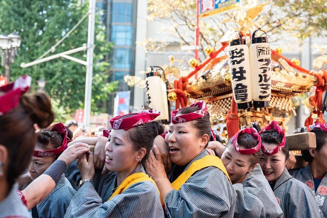 さいたまつりさんのインスタグラム写真 - (さいたまつりInstagram)「【🏮埼玉の祭りハイライト🏮 〜「ところざわまつり」〜】﻿ 所沢の秋の祭り「ところざわまつり」は、商店街を10基の山車や神輿が練り歩く大規模なお祭りです✨﻿ 　﻿ 美しい山車や神輿を見て楽しむのはもちろん、広場で地元グルメを味わったり、名物“ボンダンス”をみんなで踊ったりと、大人から子どもまで楽しめるのが最大の特徴！﻿ 　﻿ ===﻿ 1枚目、2枚目の写真は、辺りが暗くなってから行われる「曳っかわせ」の様子。提灯の明かりで飾られた山車同士が向き合い、「祭囃子」と「舞い」を競い合います🥁﻿ 　﻿ 3枚目、4枚目は所沢市民が一丸となって祭りを盛り上げ、練り歩く様子。圧巻の迫力です🔥﻿ ===﻿ 　﻿ 来年はまた所沢でお祭りの熱気に包まれたいですね...！﻿ 　﻿ ＊＊＊﻿ 　﻿ 2020年度の「ところざわまつり」は、新型コロナウイルス感染拡大防止のため中止となりました。﻿ 公式サイト　https://www.saitamatsuri.jp/matsuri/tokorozawa-matsuri/﻿ さいたまつりページ　http://www.tokorozawa-cci.or.jp/matsuri/﻿ #ところざわまつり #さいたまつり #埼玉 #saitama #saitamatsuri #japan #祭 #matsuri #festival」10月21日 15時55分 - saitamatsuri