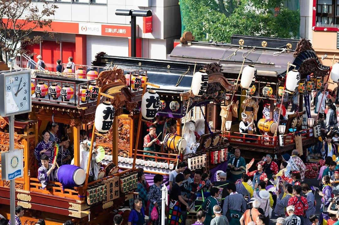 さいたまつりのインスタグラム：「【🏮埼玉の祭りハイライト🏮 〜「ところざわまつり」〜】﻿ 所沢の秋の祭り「ところざわまつり」は、商店街を10基の山車や神輿が練り歩く大規模なお祭りです✨﻿ 　﻿ 美しい山車や神輿を見て楽しむのはもちろん、広場で地元グルメを味わったり、名物“ボンダンス”をみんなで踊ったりと、大人から子どもまで楽しめるのが最大の特徴！﻿ 　﻿ ===﻿ 1枚目、2枚目の写真は、辺りが暗くなってから行われる「曳っかわせ」の様子。提灯の明かりで飾られた山車同士が向き合い、「祭囃子」と「舞い」を競い合います🥁﻿ 　﻿ 3枚目、4枚目は所沢市民が一丸となって祭りを盛り上げ、練り歩く様子。圧巻の迫力です🔥﻿ ===﻿ 　﻿ 来年はまた所沢でお祭りの熱気に包まれたいですね...！﻿ 　﻿ ＊＊＊﻿ 　﻿ 2020年度の「ところざわまつり」は、新型コロナウイルス感染拡大防止のため中止となりました。﻿ 公式サイト　https://www.saitamatsuri.jp/matsuri/tokorozawa-matsuri/﻿ さいたまつりページ　http://www.tokorozawa-cci.or.jp/matsuri/﻿ #ところざわまつり #さいたまつり #埼玉 #saitama #saitamatsuri #japan #祭 #matsuri #festival」