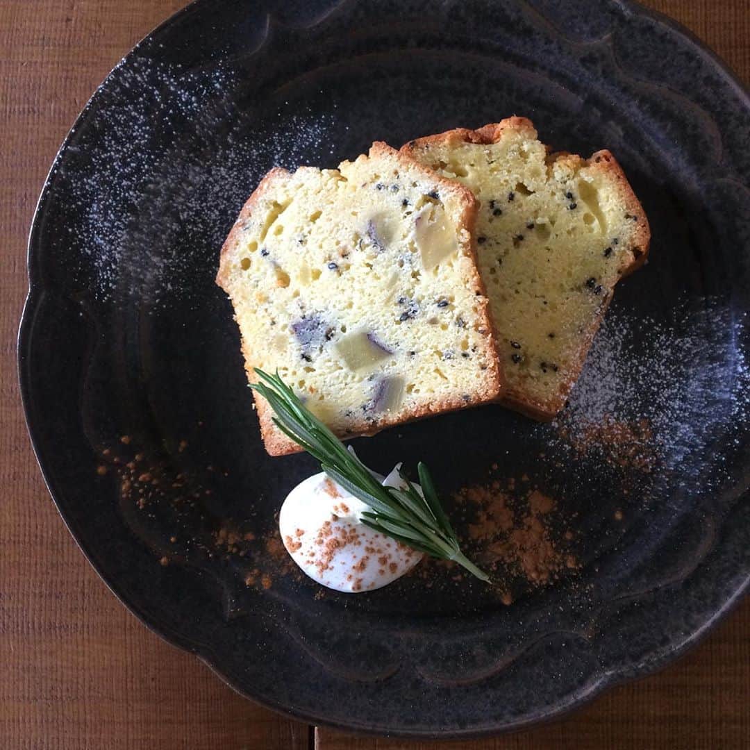 のインスタグラム：「【手紙舎 2nd STORY】 秋に美味しい栗やかぼちゃお芋のデザートやフードが楽しめる「秋の芋・栗・かぼちゃ！フェア」開催中です。 ただいまデザートメニューはしっとりした生地にホクホクのさつまいもがゴロゴロと入った「さつまいもとゴマのパウンドケーキ」と大人気の「栗のベイクドレアチーズケーキ」をご用意しております。こちらのメニューは10/24（土）までのご用意となります。ぜひお楽しみください。 . 2020/10/21 . #手紙舎#カフェ#芋栗かぼちゃ#フェア#デザート#ケーキ#パウンドケーキ」