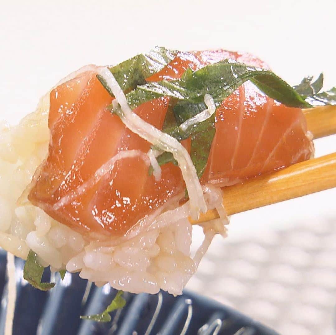 北海道放送「今日ドキッ!」さんのインスタグラム写真 - (北海道放送「今日ドキッ!」Instagram)「いつも役立つスーパーのお総菜〜🙋‍♀️ きょうはお刺身🍣にひと手間プラスで海鮮丼はいかがですか。 中華のプロが教える調味料、ネギ油も簡単にできちゃいますよ。 #海鮮丼 #お手軽料理 #お惣菜 #惣菜リメイク #晩ごはんメニュー #布袋のザンギ #布袋の料理長直伝  #hbc #今日ドキッ #家事チャレ #波多野裕太 #hbcアナウンサー」10月21日 16時03分 - hbc_kyodoki