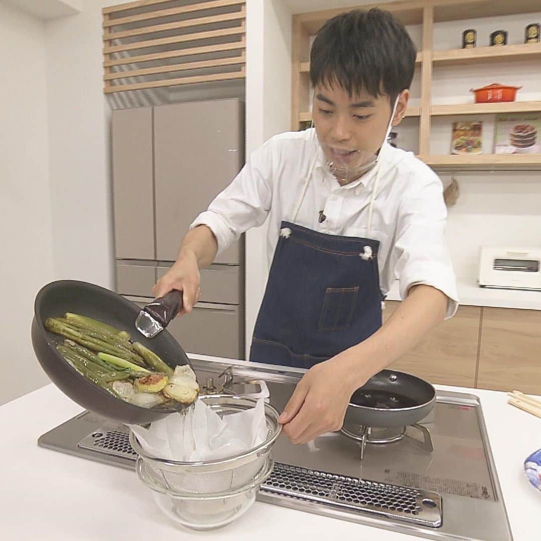 北海道放送「今日ドキッ!」さんのインスタグラム写真 - (北海道放送「今日ドキッ!」Instagram)「いつも役立つスーパーのお総菜〜🙋‍♀️ きょうはお刺身🍣にひと手間プラスで海鮮丼はいかがですか。 中華のプロが教える調味料、ネギ油も簡単にできちゃいますよ。 #海鮮丼 #お手軽料理 #お惣菜 #惣菜リメイク #晩ごはんメニュー #布袋のザンギ #布袋の料理長直伝  #hbc #今日ドキッ #家事チャレ #波多野裕太 #hbcアナウンサー」10月21日 16時03分 - hbc_kyodoki