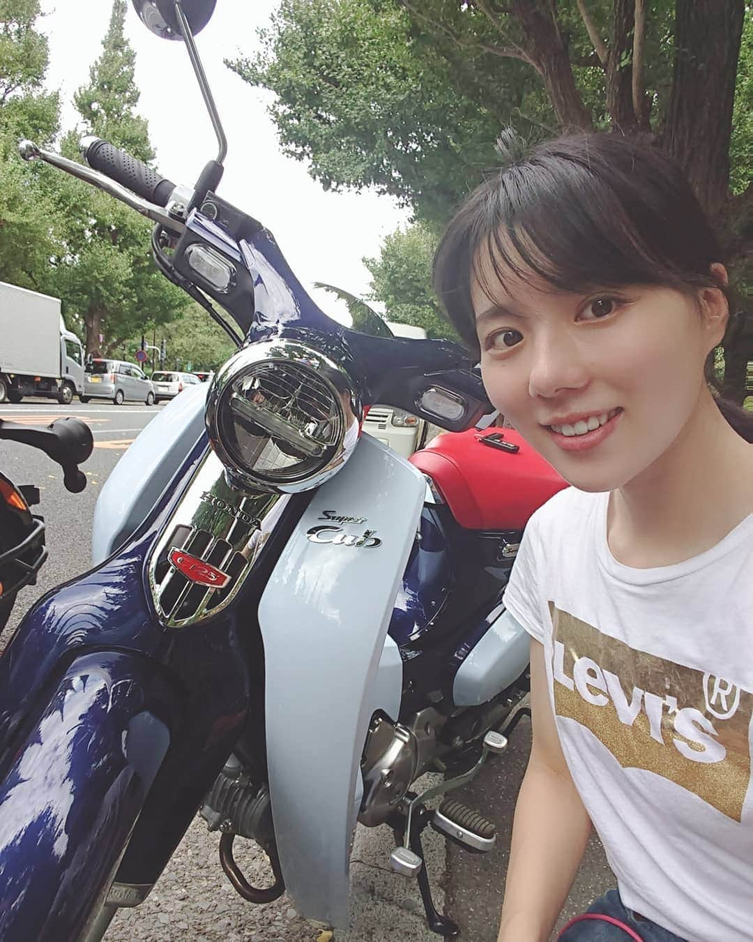 小野木里奈さんのインスタグラム写真 - (小野木里奈Instagram)「_ 連載している『バイクのニュース』で新しい記事がアップされました～☺️ . 3種類乗ってみて、一番どのガブが乗りやすかったかを選んでみました～✨😀 . . 写真はスーパーカブと♪ シートがふかふかで乗り心地がよかった😂 足つきも良いし手軽で待ち乗りに最適でした～🤗 . . . #bike #bikelife #biker #bike_japan #bikelove #bikerlifestyle #bikestagram #bikegirl #motorcycle #motorbike #motostagram #honda #hondabike #cub #supercub #c125 #バイク好きな人と繋がりたい #バイク女子 #バイク試乗会 #バイクのある風景 #バイク乗りと繋がりたい #バイク好き #バイクスタグラム #バイク初心者 #カブ #カブ女子 #カブ散歩 #カブ主 #スーパーカブ #スーパーカブ110」10月21日 16時07分 - rina_onogi